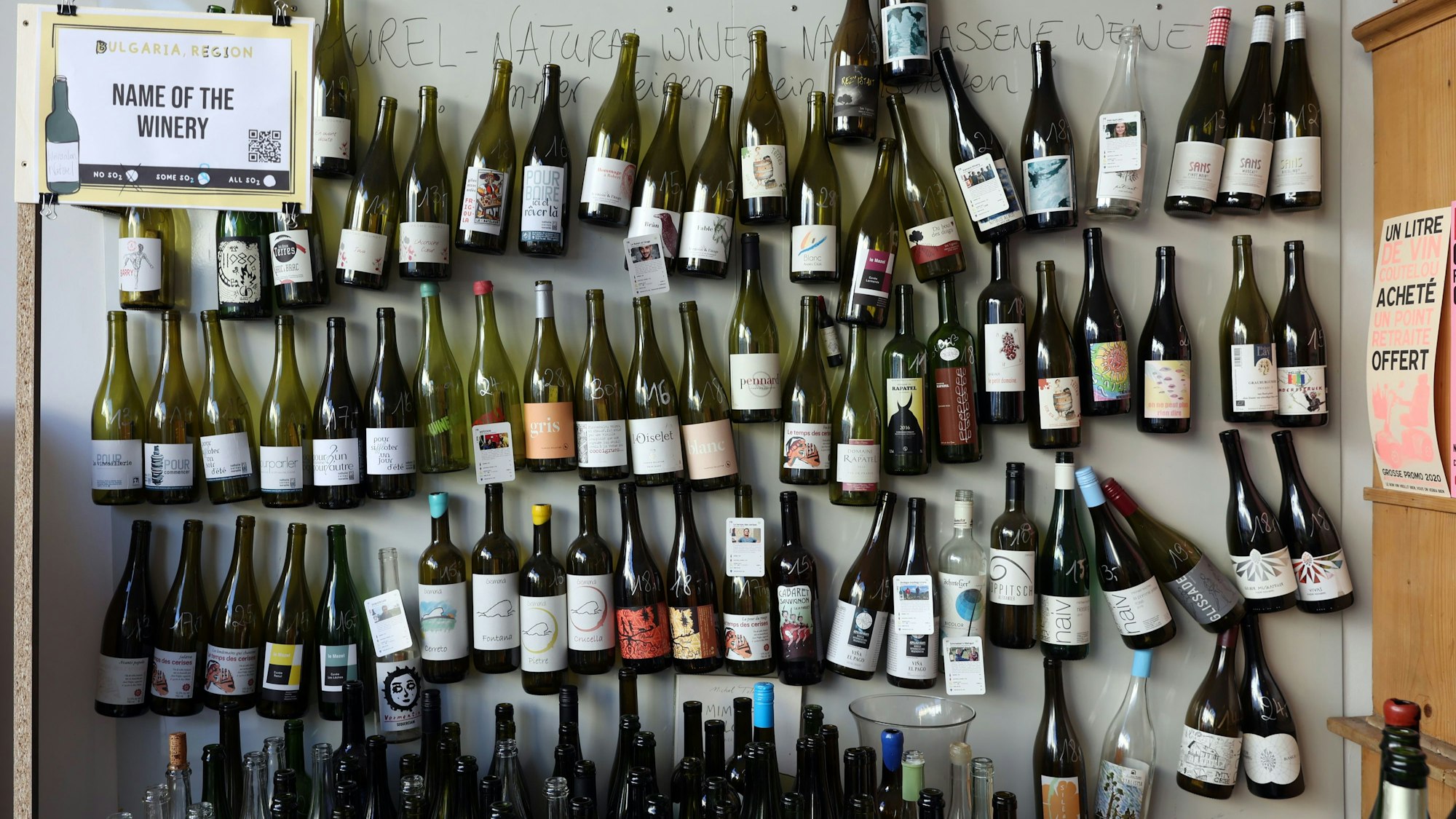 Weinflaschen an einer Wand.