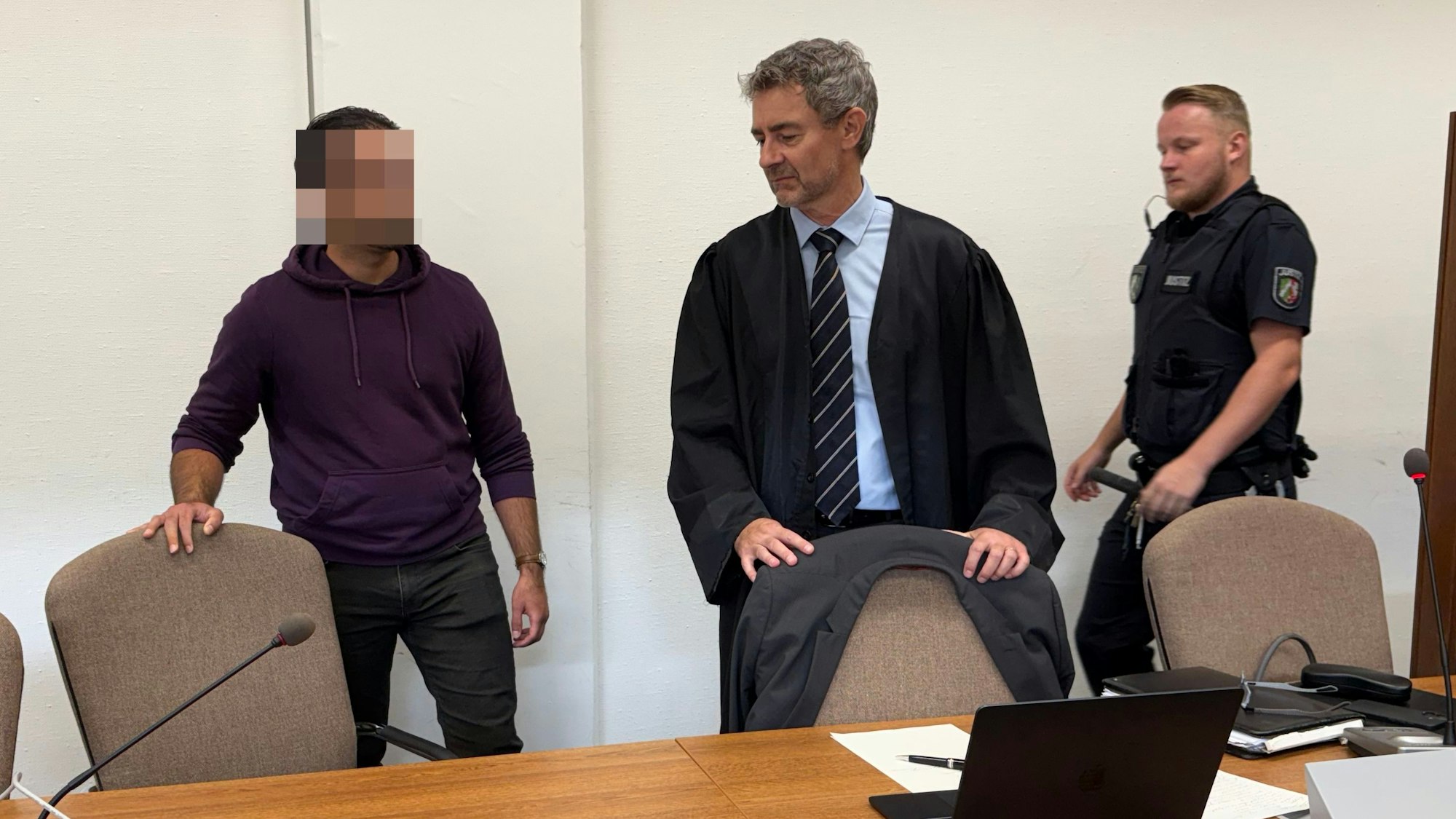 Der Angeklagte mit seinem Verteidiger Marc Donay kurz vor der Urteilsverkündung im Landgericht Köln