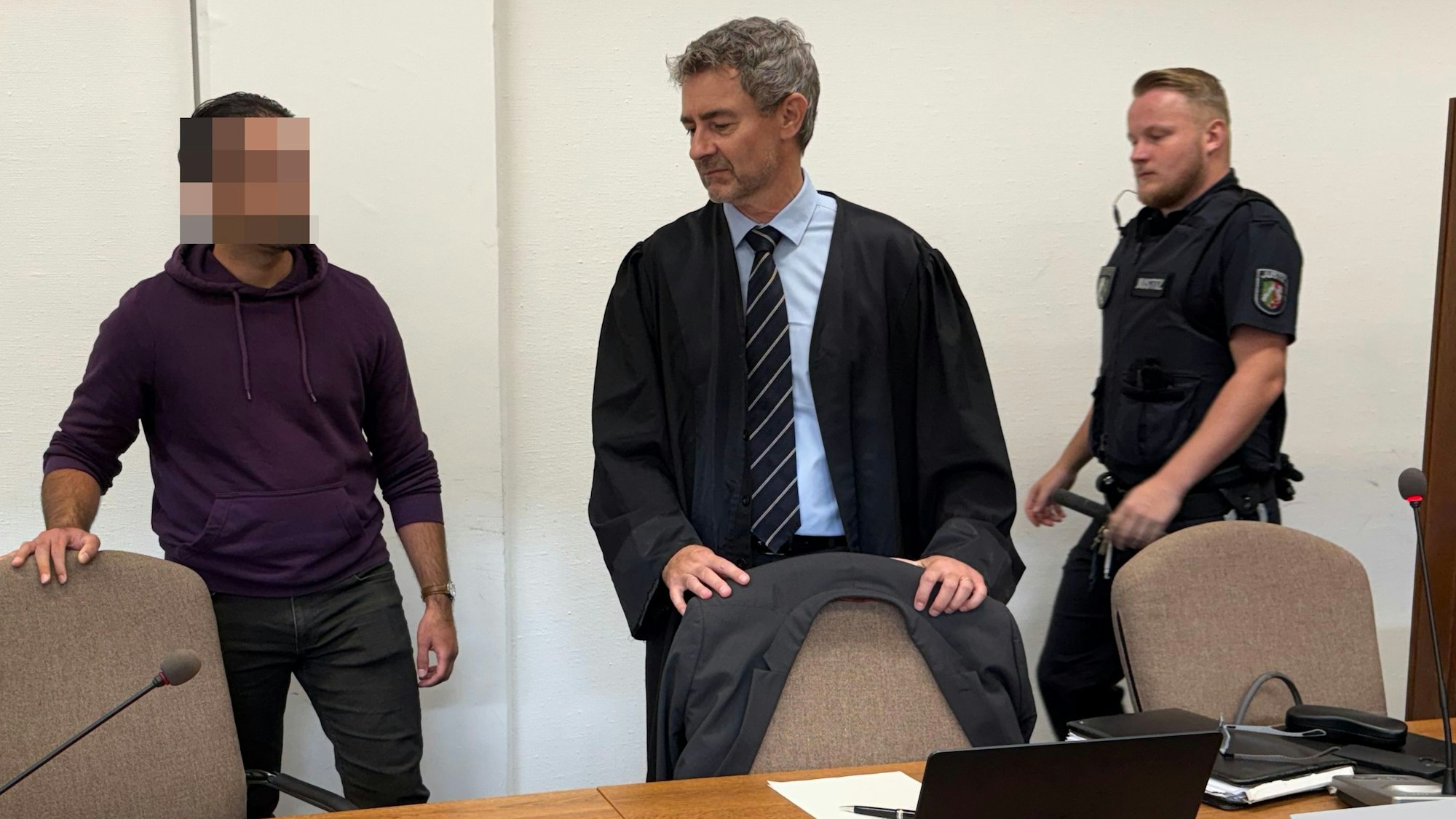 Der Angeklagte mit seinem Verteidiger Marc Donay kurz vor der Urteilsverkündung im Landgericht Köln
