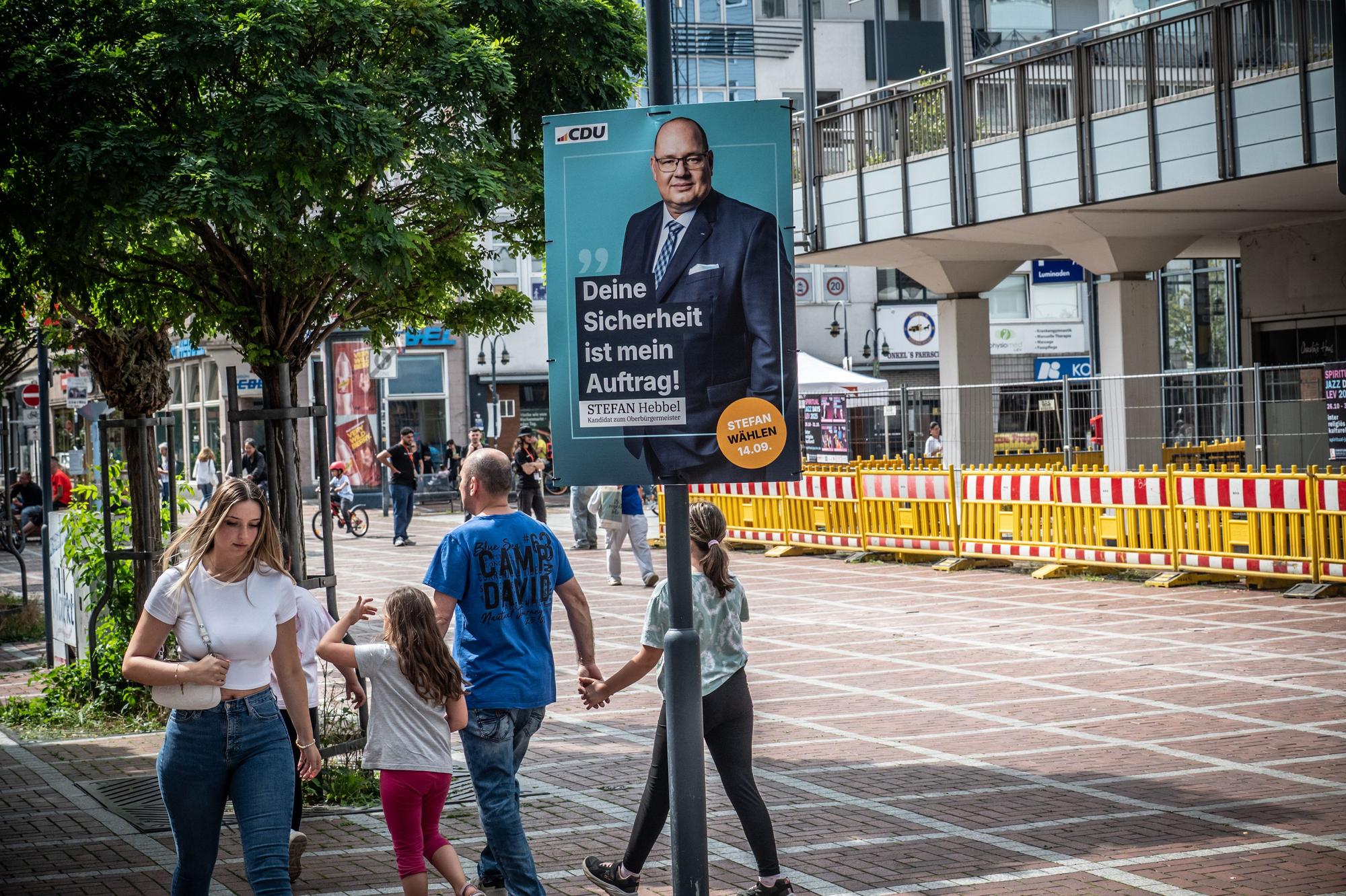 Eins von Stefan Hebbels Wahlplakaten in der Wiesdorfer Fußgängerzone.