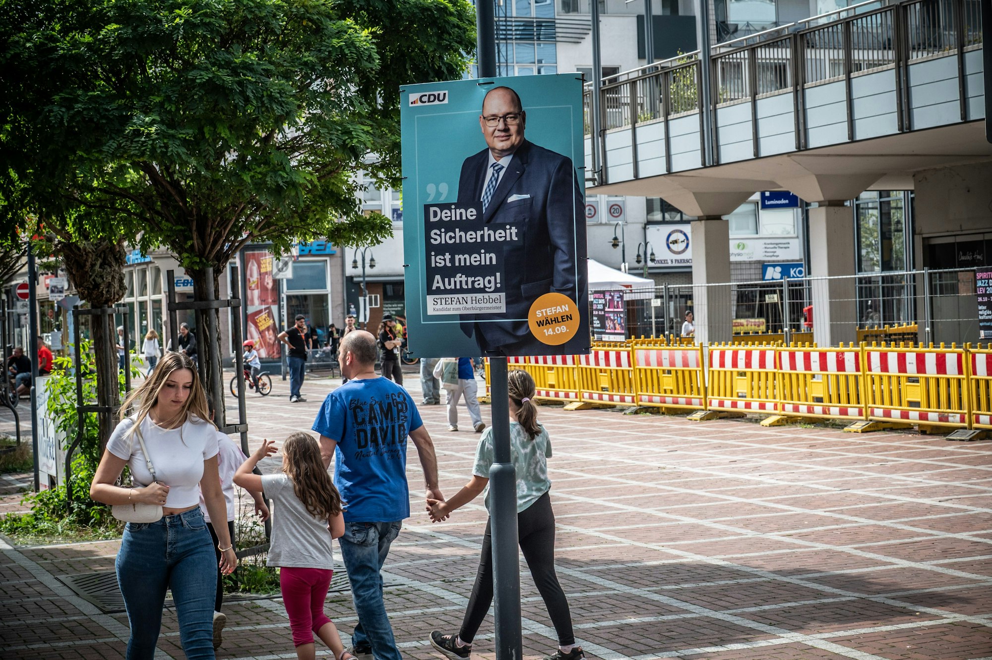 Eins von Stefan Hebbels Wahlplakaten in der Wiesdorfer Fußgängerzone.