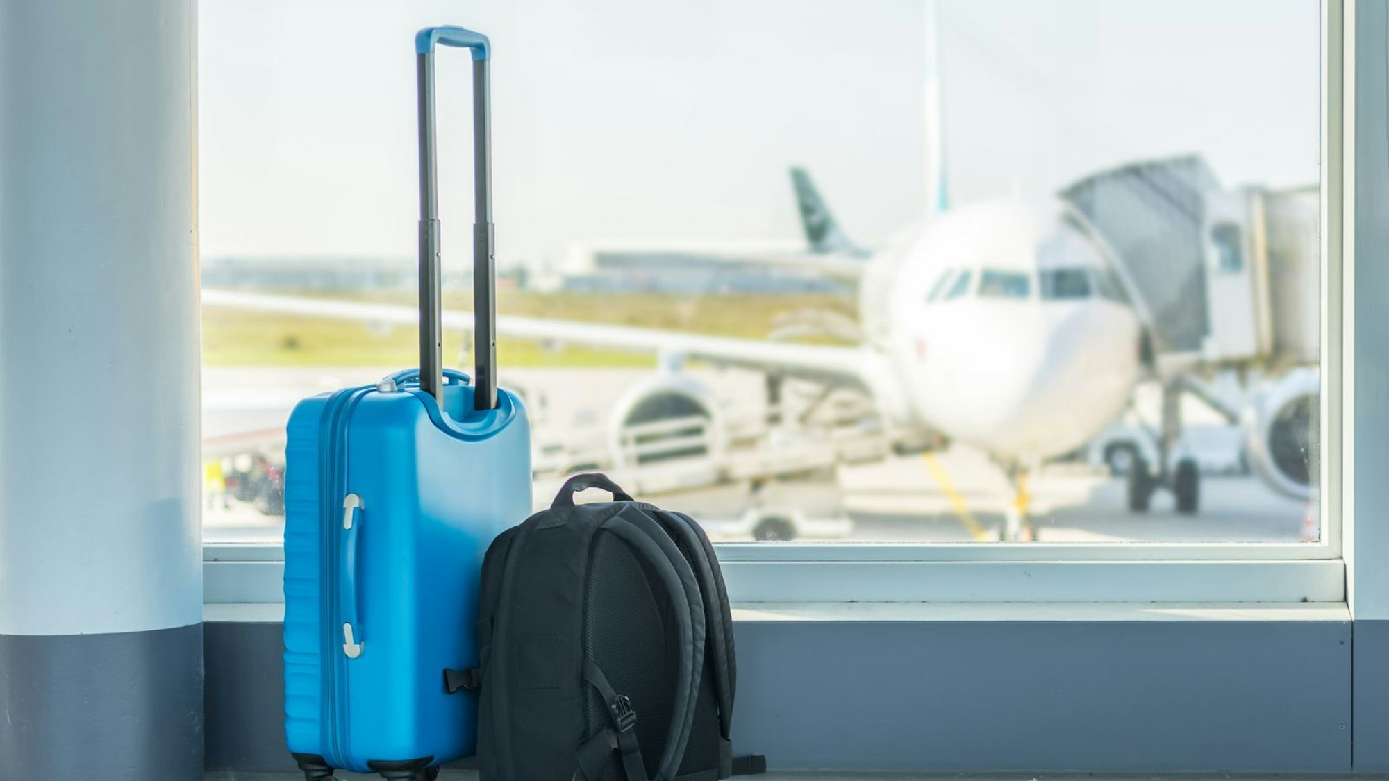 Aus Sicht der Verbraucherzentrale sind Airlines dazu verpflichtet, angemessen großes Handgepäck ohne Aufpreis zu transportieren. (Bild: iStokc/Ralf Geithe)