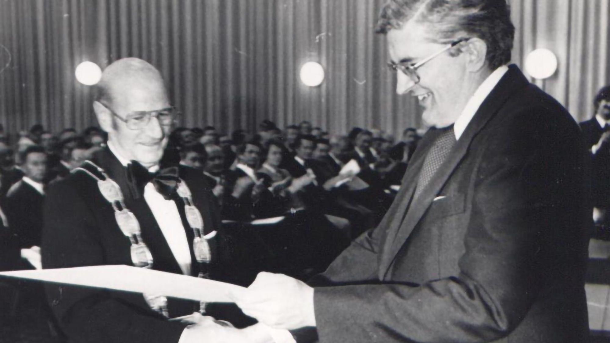 Innenminister Dr. Burkhard Hirsch (r.) überreicht Bürgermeister Peter Giesen die Urkunde zur Verleihung der Stadtrechte an Mechernich (s/w-Aufnahme).