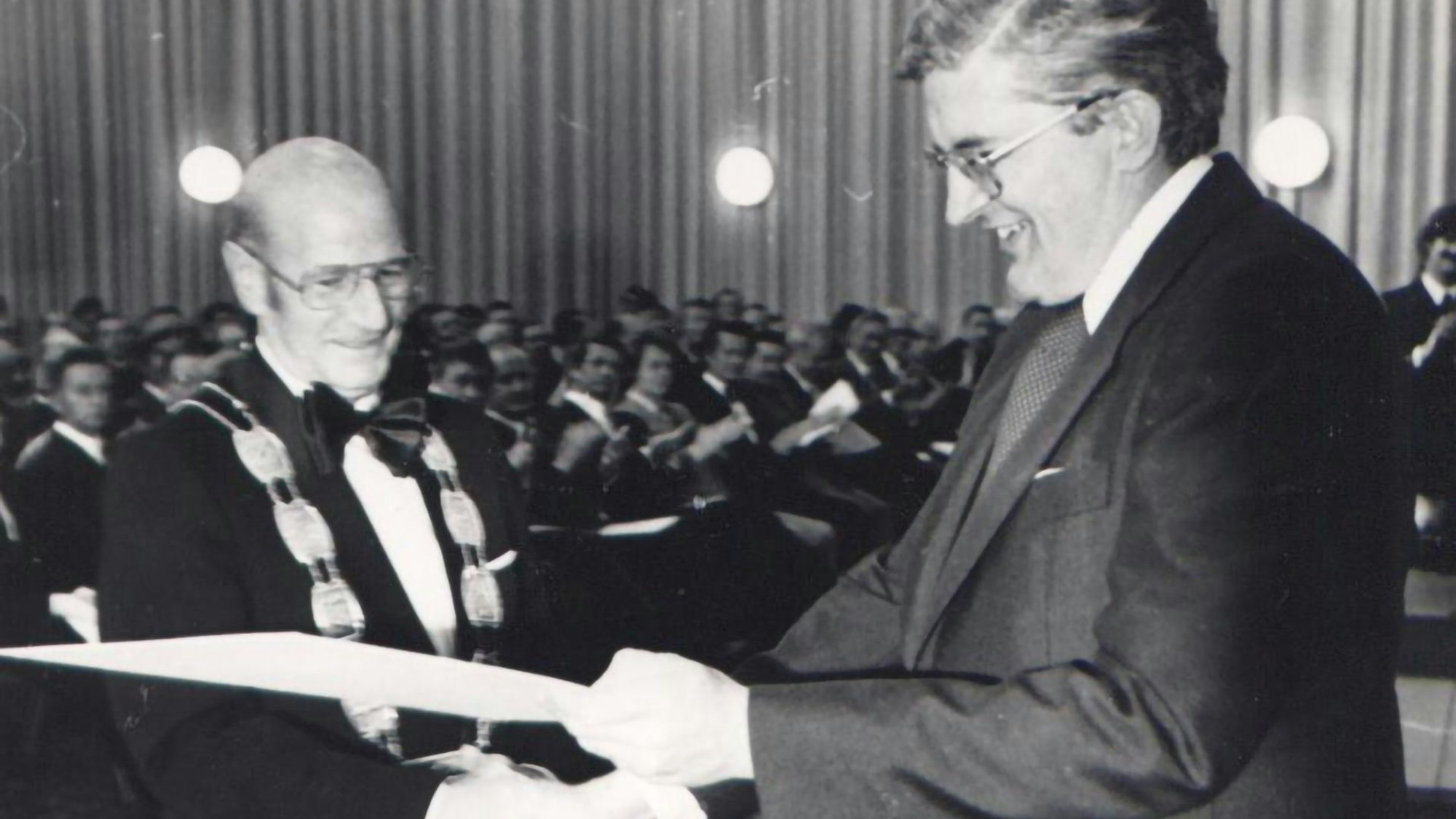 Innenminister Dr. Burkhard Hirsch (r.) überreicht Bürgermeister Peter Giesen die Urkunde zur Verleihung der Stadtrechte an Mechernich (s/w-Aufnahme).