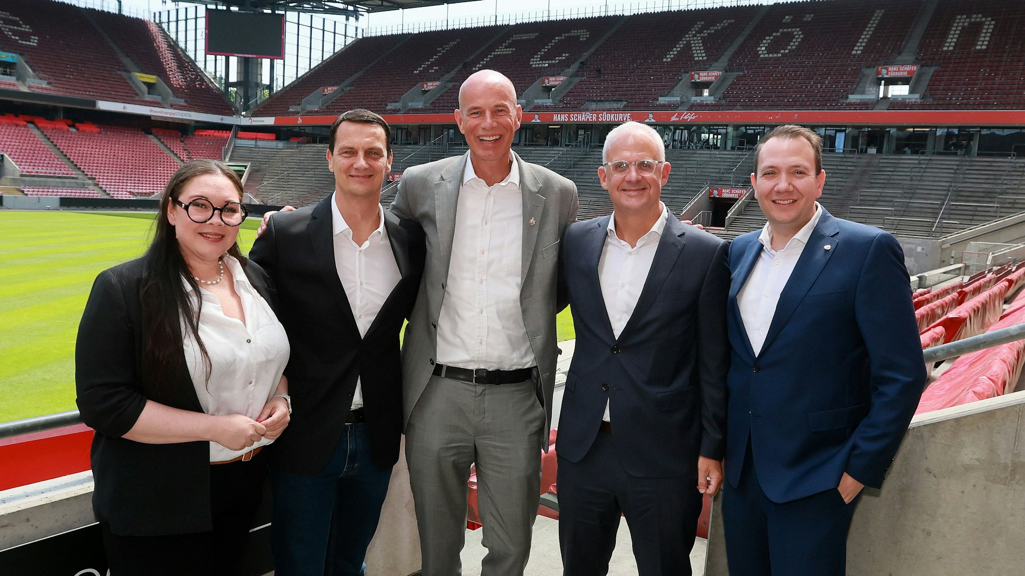 1. FC Köln, Pressekonferenz, der Mitgliederrat mit dem Vorsitzenden Fabian Schwab (rechts) und seine Stellvertreterin Stacy Krott (links) stellen ihre Kandidaten für den im Herbst zu wählenden Vorstand vor: Jörn Stobbe (Mitte), als Präsident, Prof. Dr. Ulf Sobek (2. von links), und Dr. Jörg Alvermann 4. von links) als Vizepräsidenten, 11.06.2025, Bild: Herbert Bucco