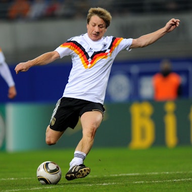 ARCHIV - 19.11.2010, Sachsen, Leipzig: Frank Mill vom Team Weltmeister '90 in Aktion am 20.11.2010 im Rahmen des «Spiel der Legenden» in der Red Bull Arena in Leipzig. (zu dpa: «Frank Mill ist tot – Ex-Nationalspieler stirbt mit 67 Jahren») Foto: Thomas Eisenhuth/dpa +++ dpa-Bildfunk +++