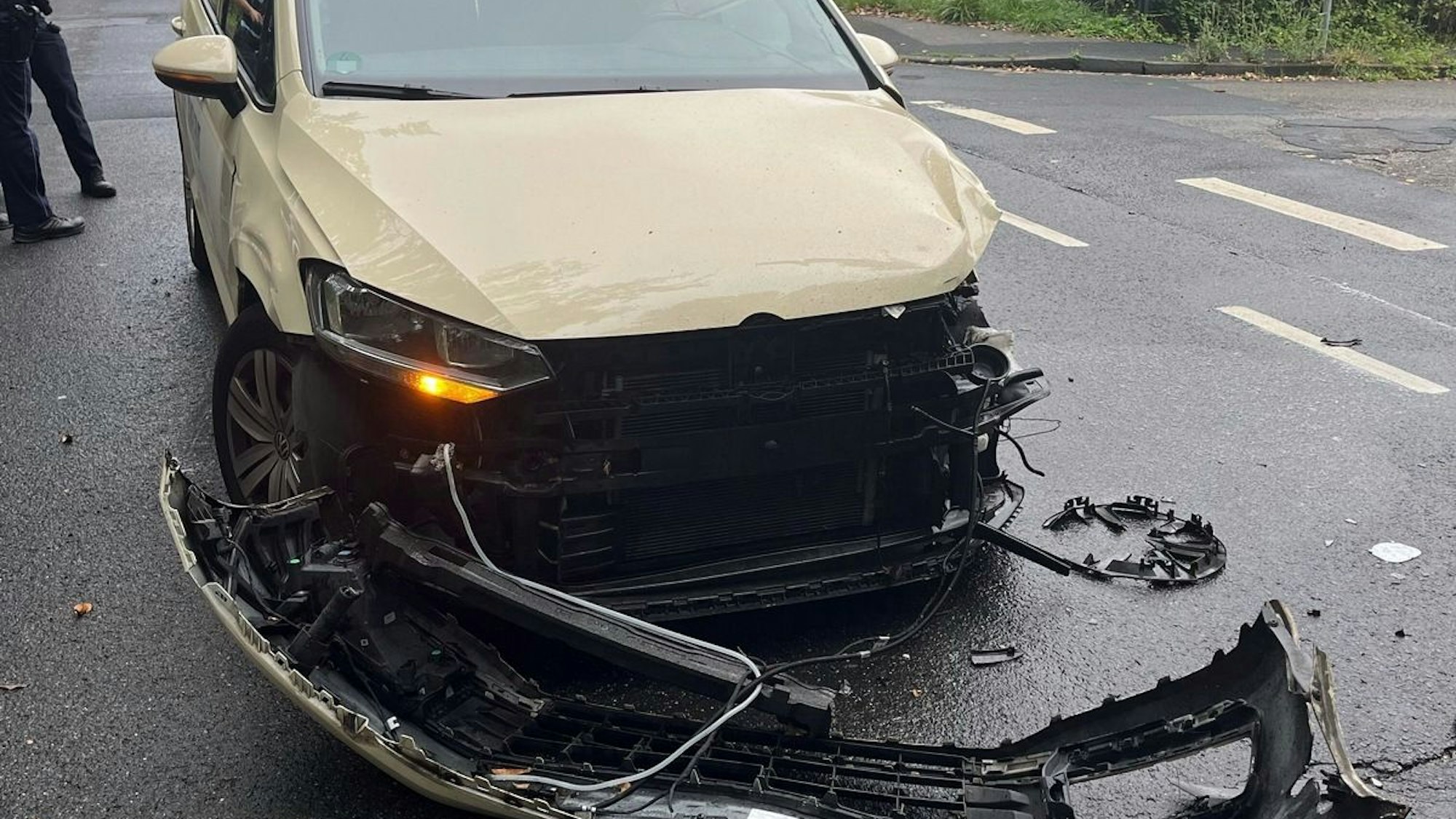 Ein bei einem Verkehrsunfall in Rösrath-Forsbach beschädigter Ford Transit.