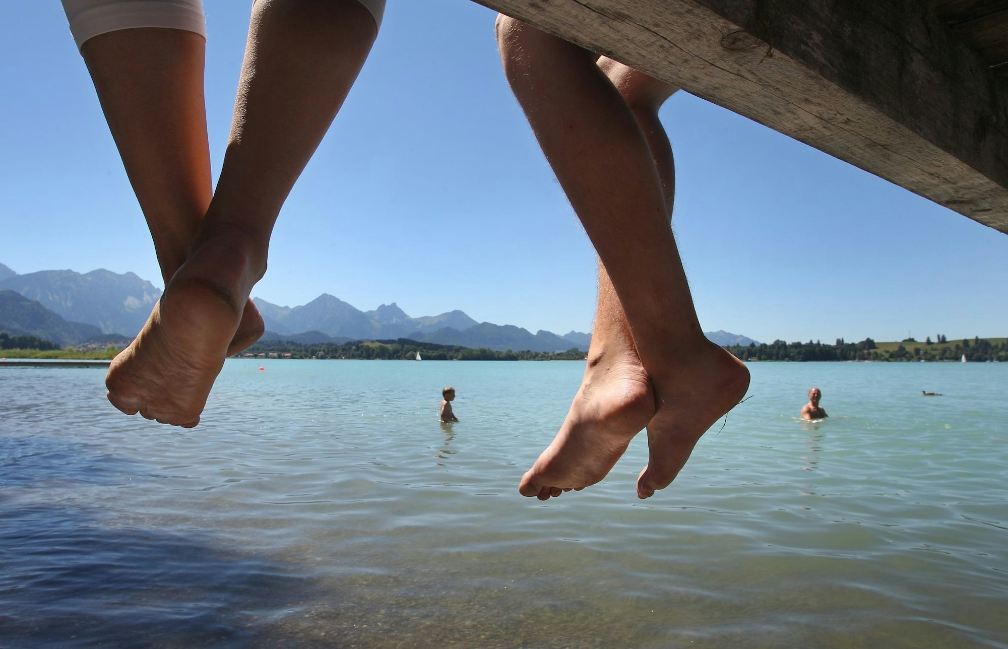 Berührt ein Zeh beim Beine-Baumeln die Wasseroberfläche, kann es in seltenen Fällen vorkommen, dass ein Hecht ihn für einen Fisch hält.