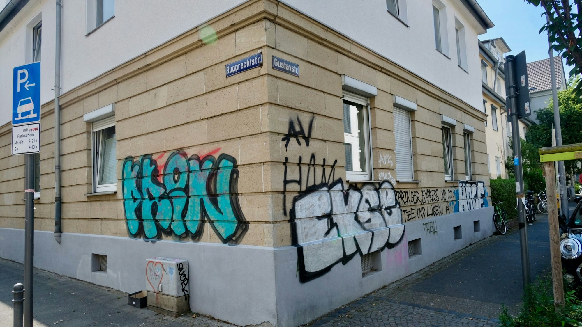 Eine Häuserecke ist mit großen Buchstaben besprüht.