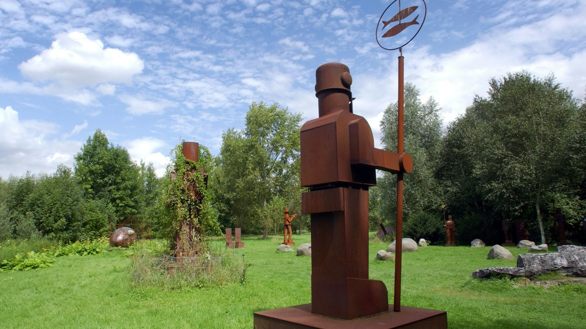 Nordrhein-Westfalen, Neuss: Objekte des Künstlers Anatol Herzfeld stehen auf der Museumsinsel Hombroich. Die Insel Hombroich ist eine gemeinnützige Kulturstiftung des Landes Nordrhein-Westfalen. (Archivbild 2008)