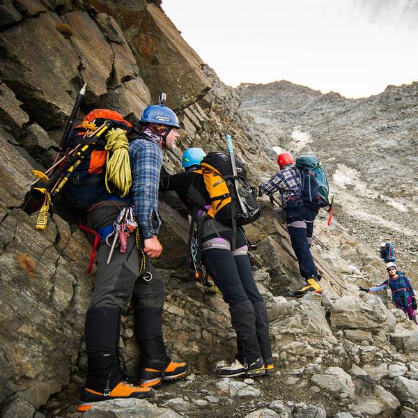 Bergsteiger durchqueren das steinschlaggefährdende „Couloir du Goûter“ am Normalweg zum Mont Blanc.