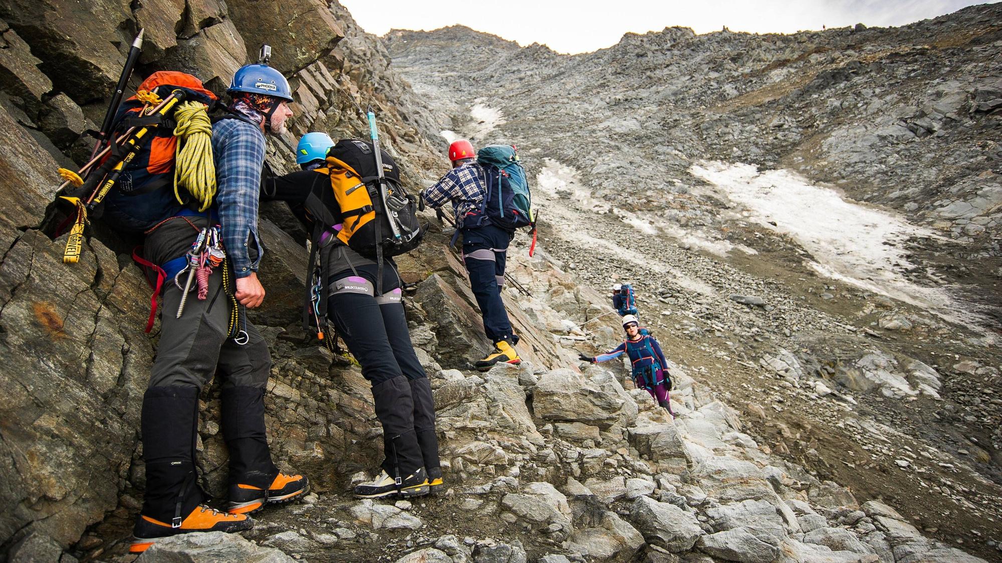 Bergsteiger durchqueren das steinschlaggefährdende „Couloir du Goûter“ am Normalweg zum Mont Blanc.