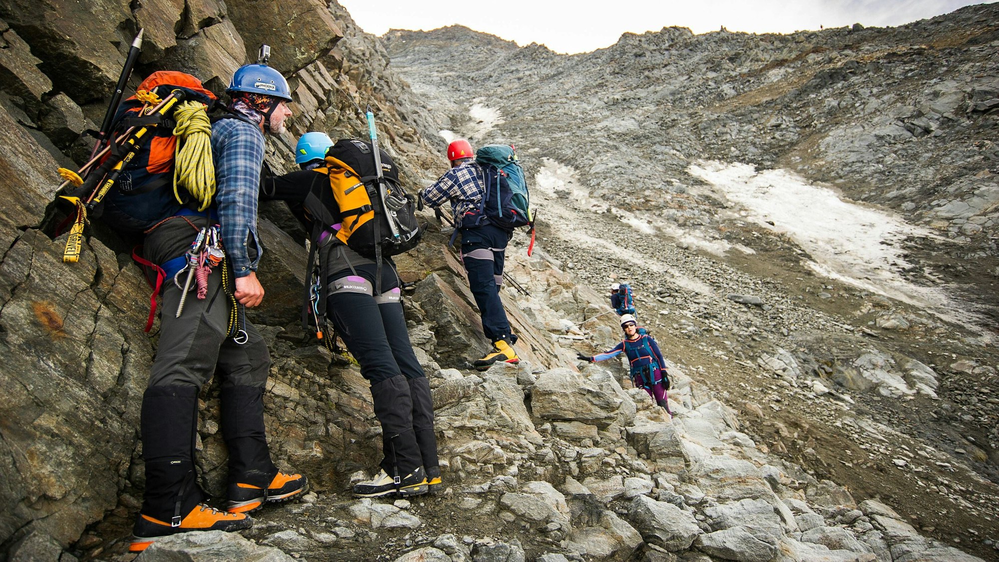 Bergsteiger durchqueren das steinschlaggefährdende „Couloir du Goûter“ am Normalweg zum Mont Blanc.