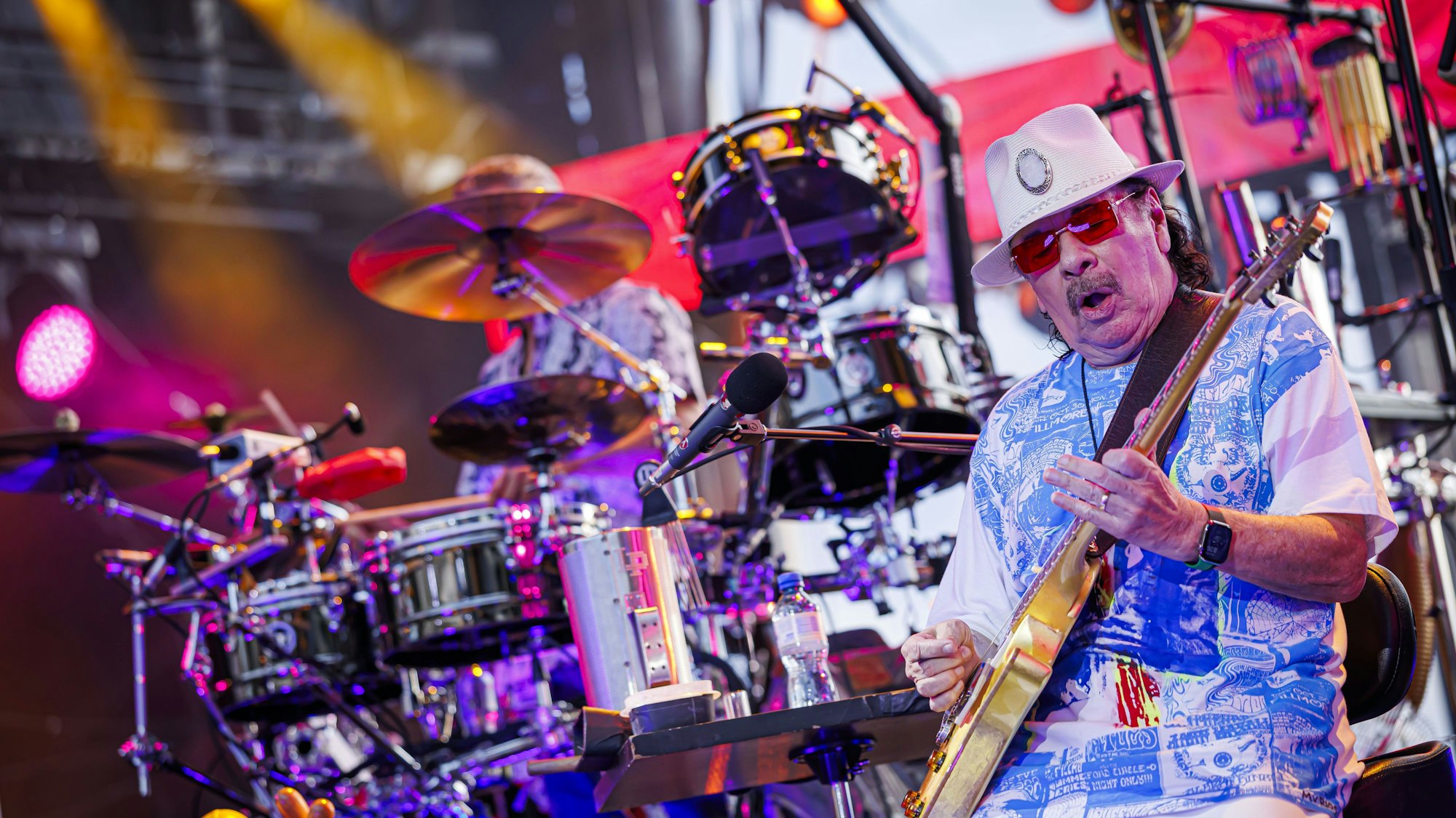 Carlos Santana spielte in der Lanxess-Arena auch sein fulminantes Zehn-Minuten-Solo..