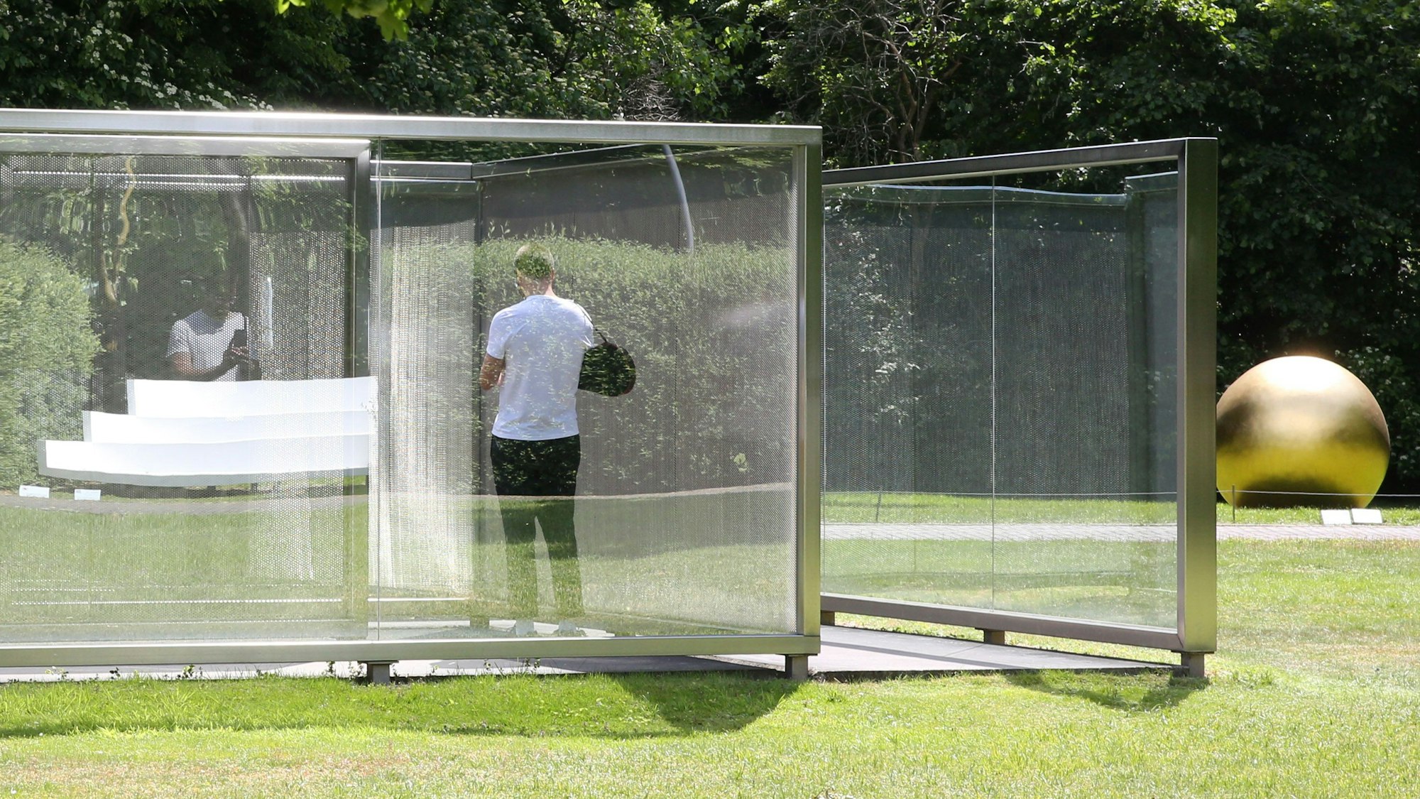 17.05.2020
Köln:
Skulpturenpark mir Glasskulptur, eine Person macht ein Foto darin.