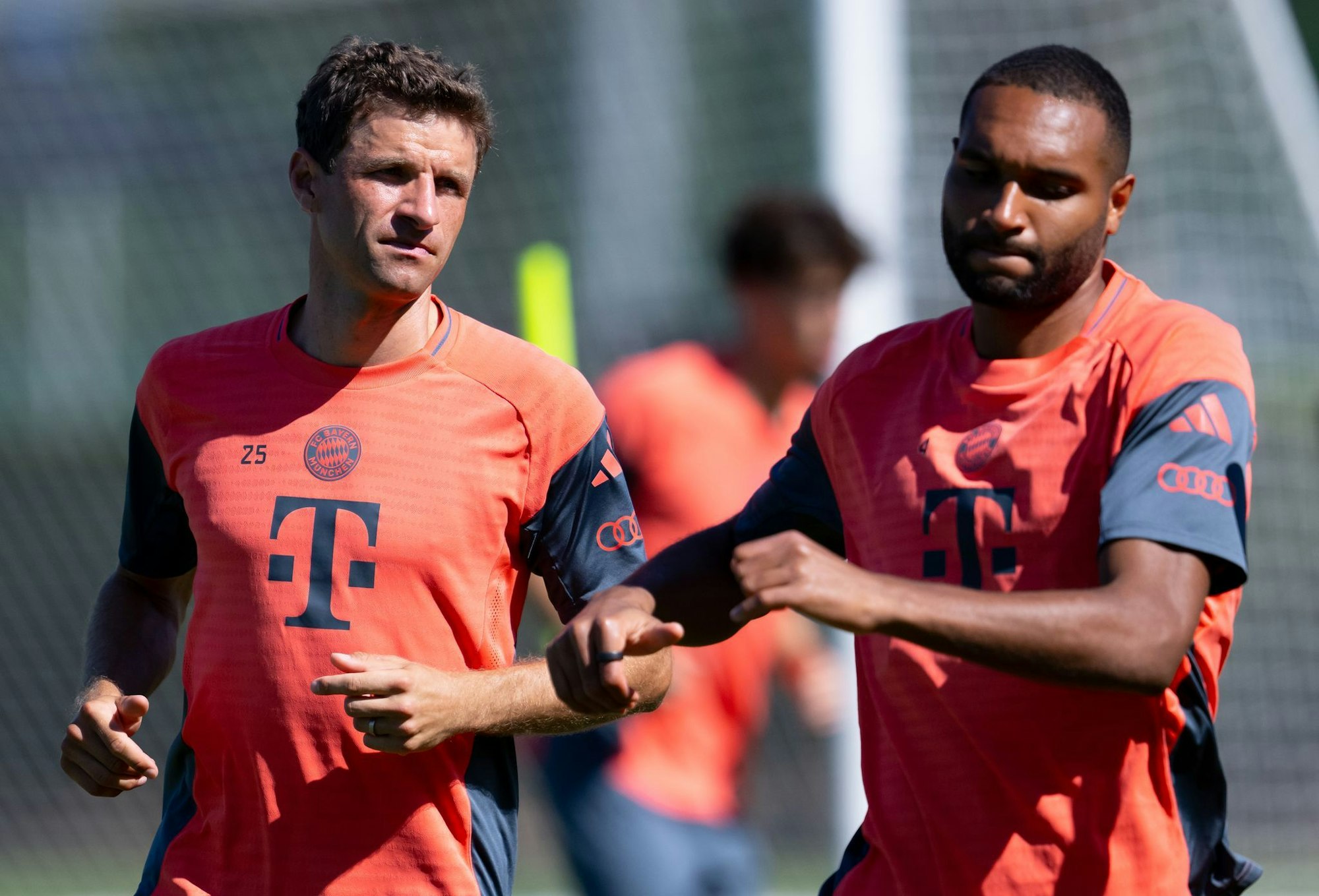 Thomas Müller (links) will in die MLS - vorerst aber trainiert er noch bei Bayern mit.