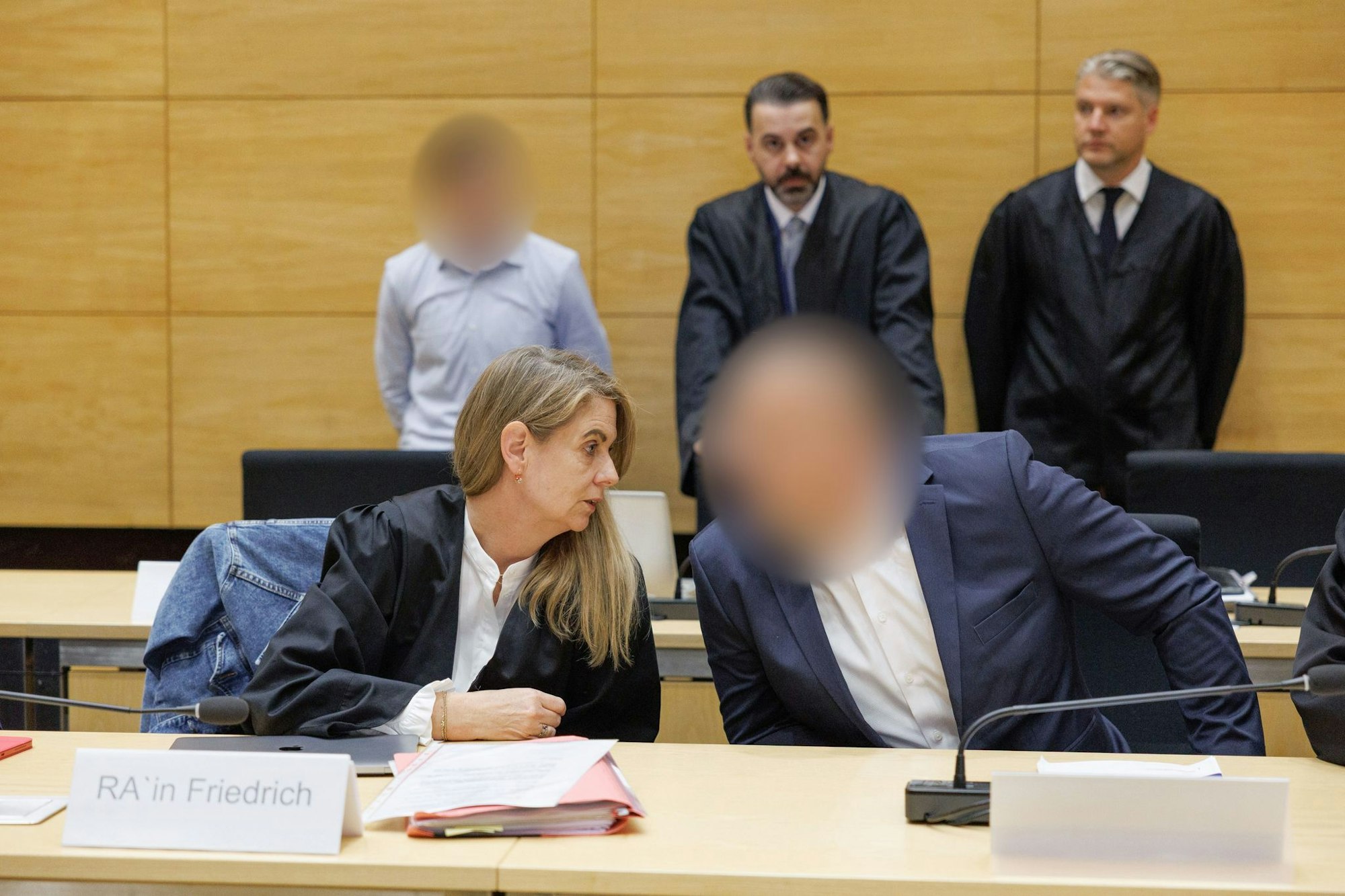 Zum Prozessstart äußerten sich die beiden Angeklagten nicht.