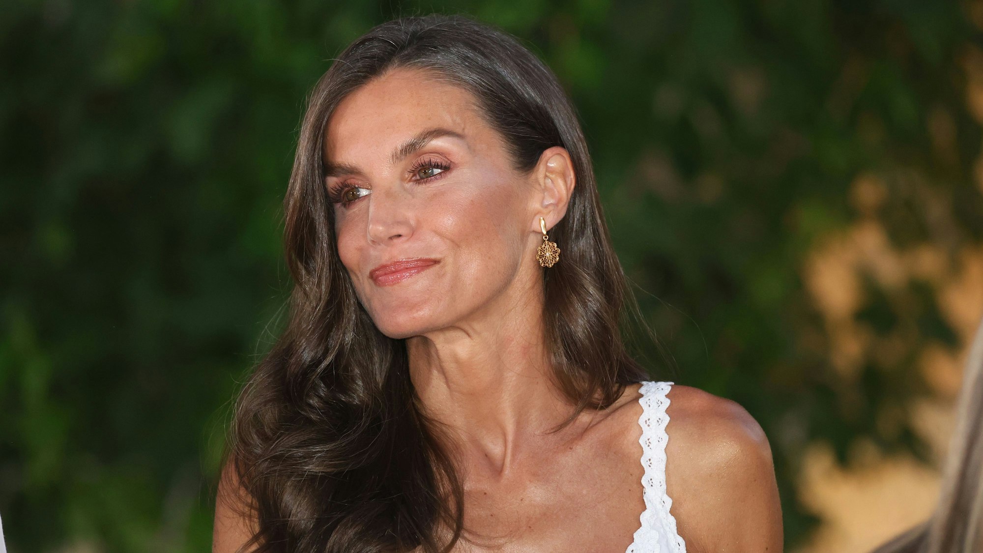 Königin Letizia von Spanien lächelt.