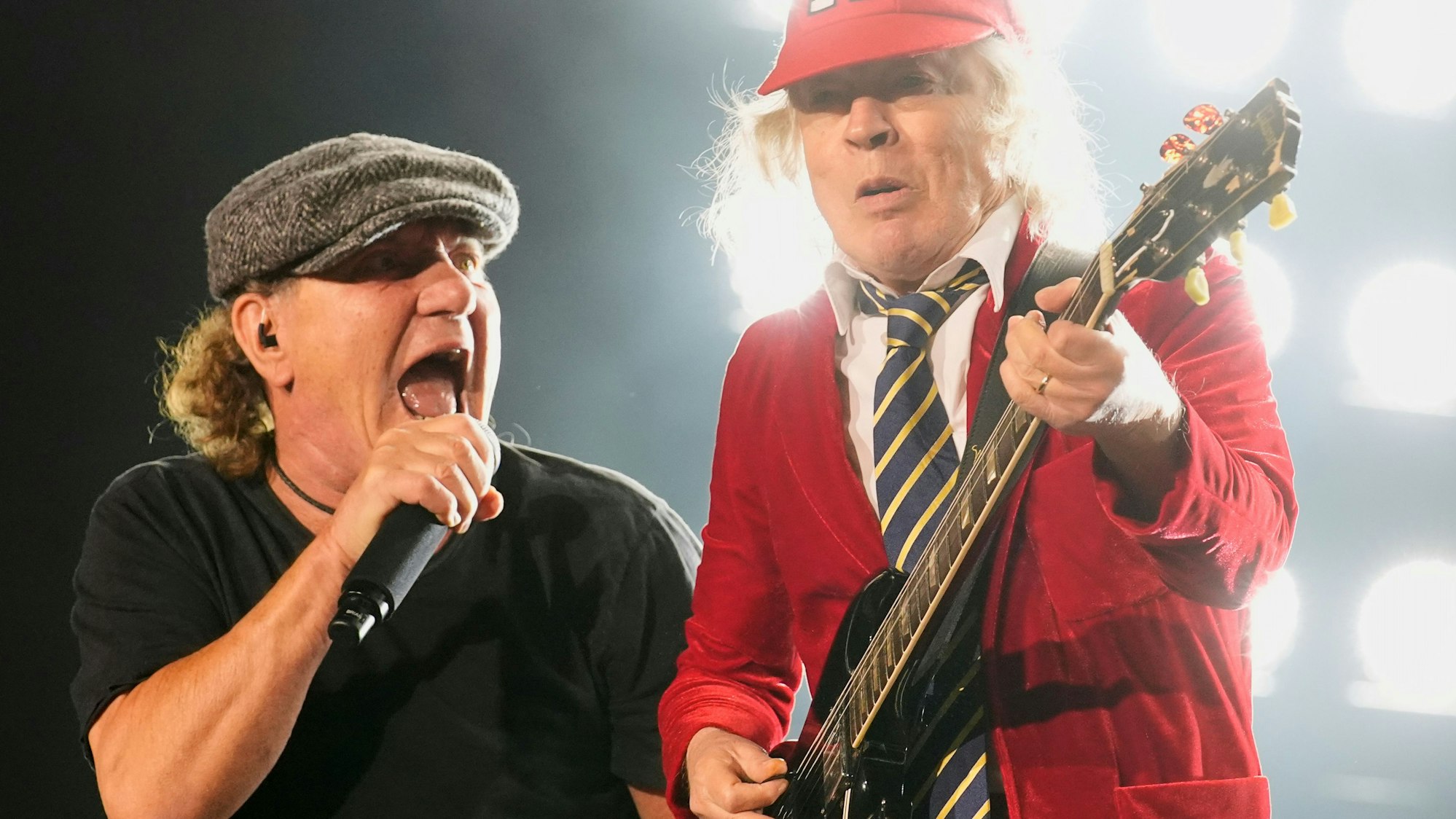 Brian Johnson (l) und Angus Young von AC/DC in Aktion