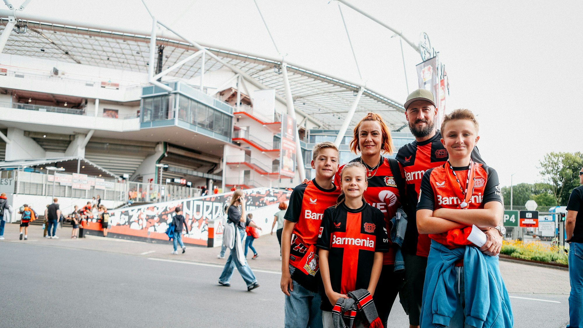 Der Saisonauftakt lockte viele Fans zur Bay-Arena.