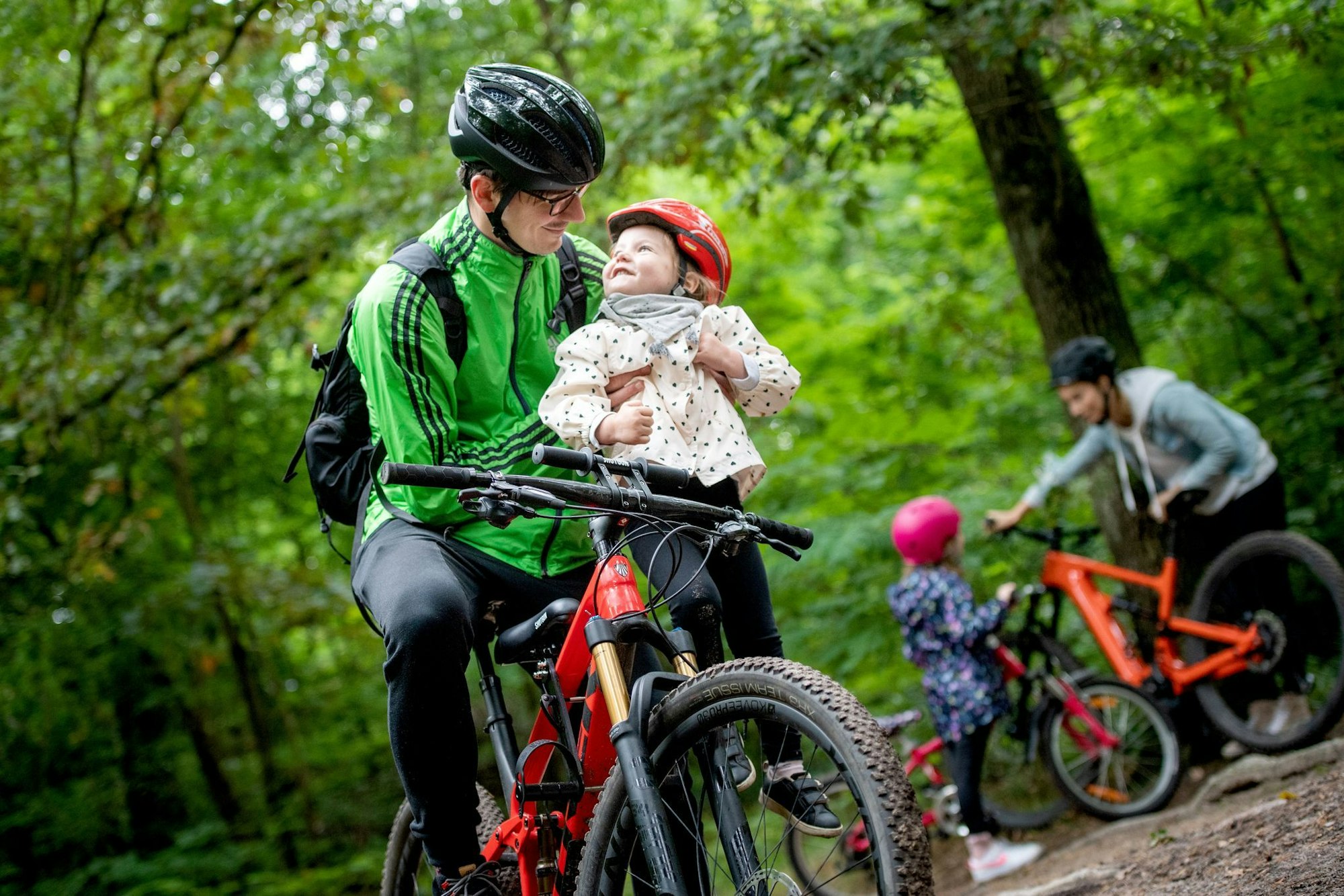 Helm für alle: Vorbild sein und mit Kopfschutz fahren schützt Groß und Klein.
