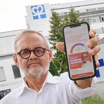 Der Gynäkologe Joachim Volz zeigt vor dem Klinikum Lippstadt - Christliches Krankenhaus sein Mobiltelefon, auf dem seine Online-Petition zu sehen ist. Nach der Fusion zweier Krankenhäuser darf der Gynäkologe gemäß einer neuen Dienstanweisung des katholischen Trägers keine Schwangerschaftsabbrüche mehr durchführen. Dagegen wendet sich der langjährige Chefarzt mit einer Klage.