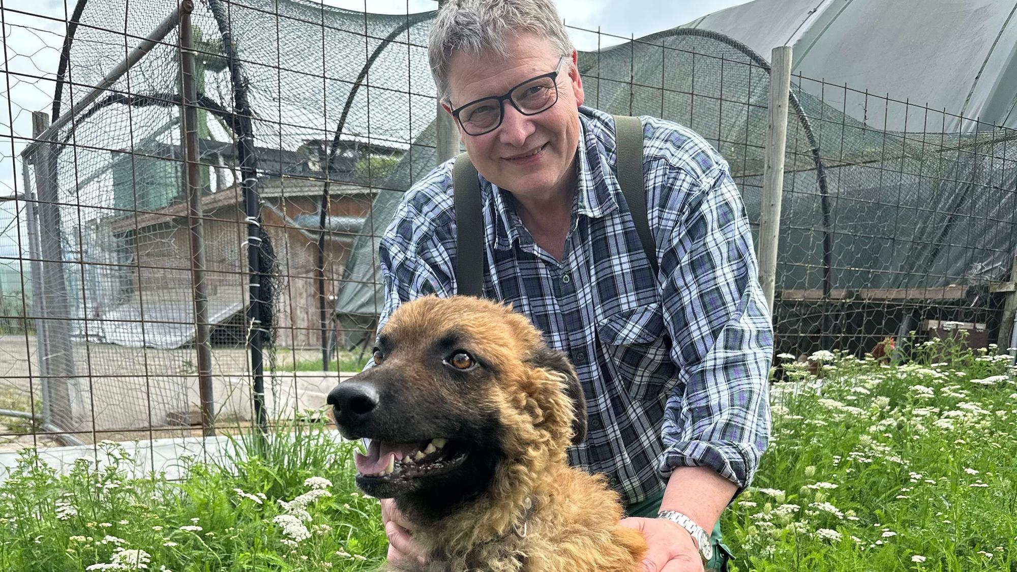 Landwirt Franz-Josef Telohe mit Rex, der abends auf die Freilaufflächen aufpasst.