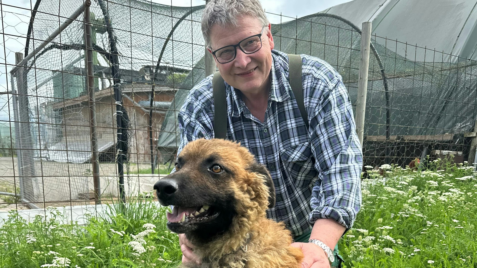 Landwirt Franz-Josef Telohe mit Rex, der abends auf die Freilaufflächen aufpasst.