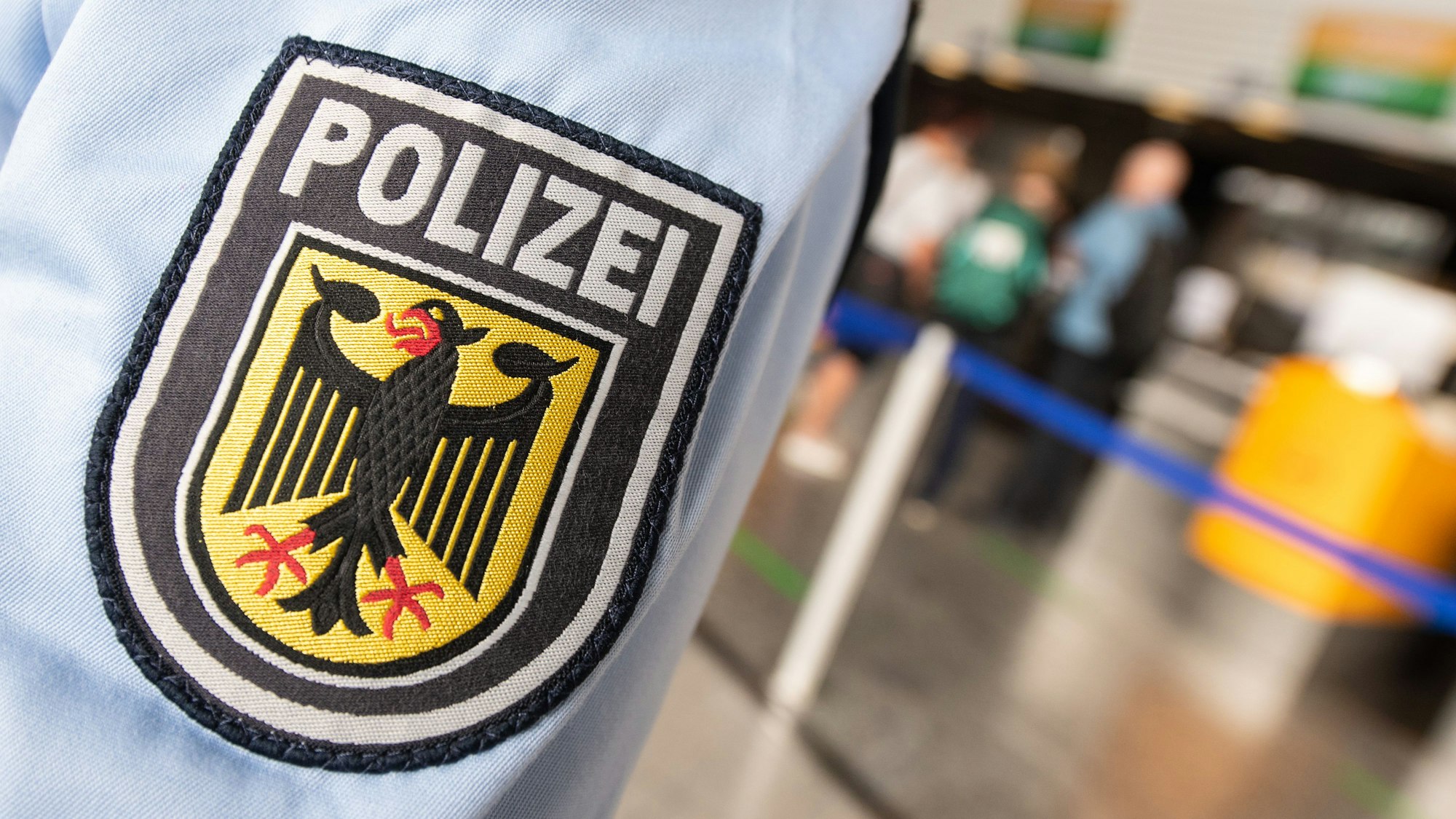 Eine Streife der Bundespolizei geht durch einen Flughafen