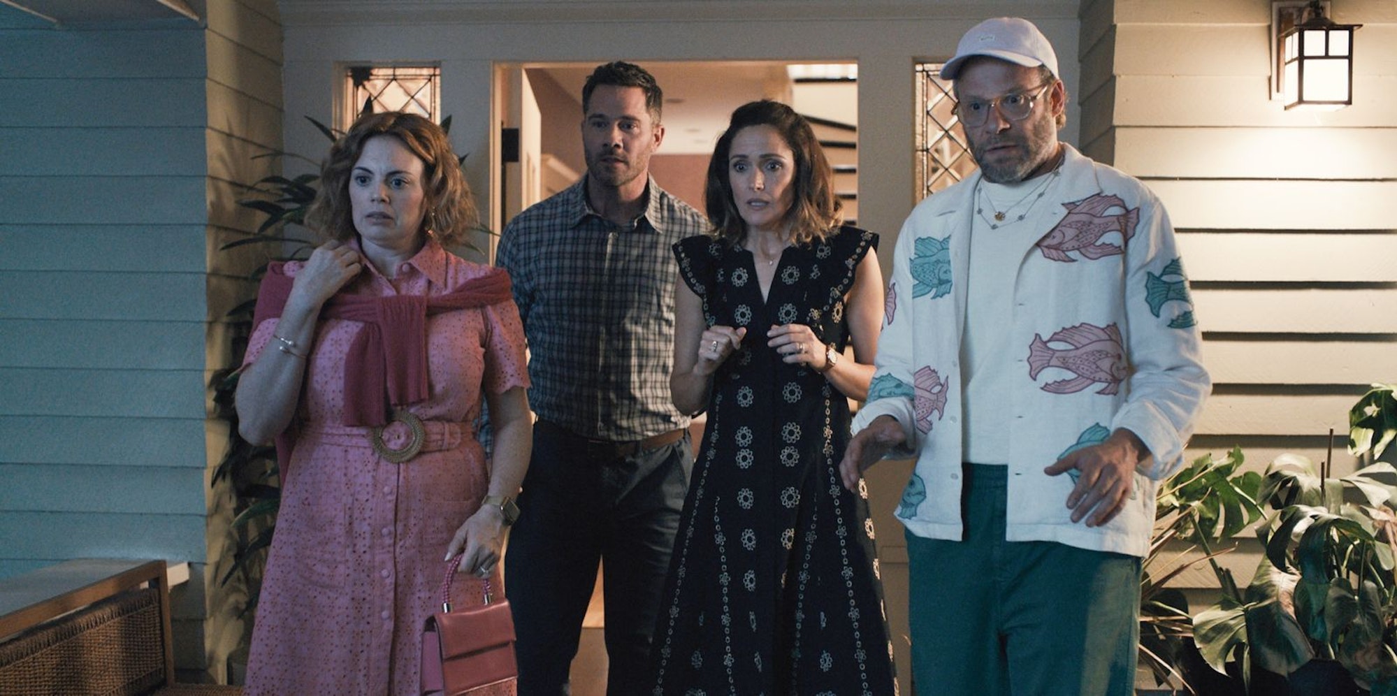 Desaster mit Ansage: Sylvia (Rose Byrne, Dritte von links) und ihr Mann Charlie (Luke Macfarlane, Zweiter von links) laden Will (Seth Rogen) und Jenna (Rachel Rosenbloom) zum Doppel-Date ein. Aber das geht schief. (Bild: © Apple TV +)