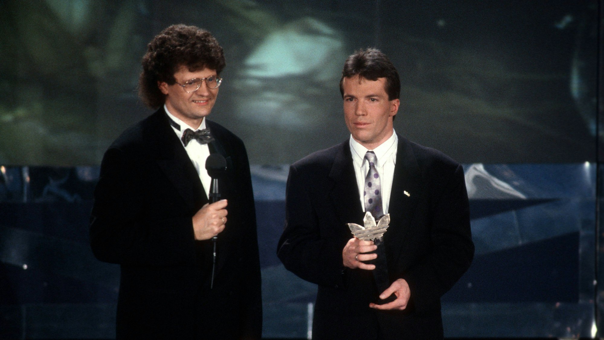 Moderator Ulli Potofski, hier mit Lothar Matthäus, präsentierte 1991 die World Football Gala. (Archivbild)