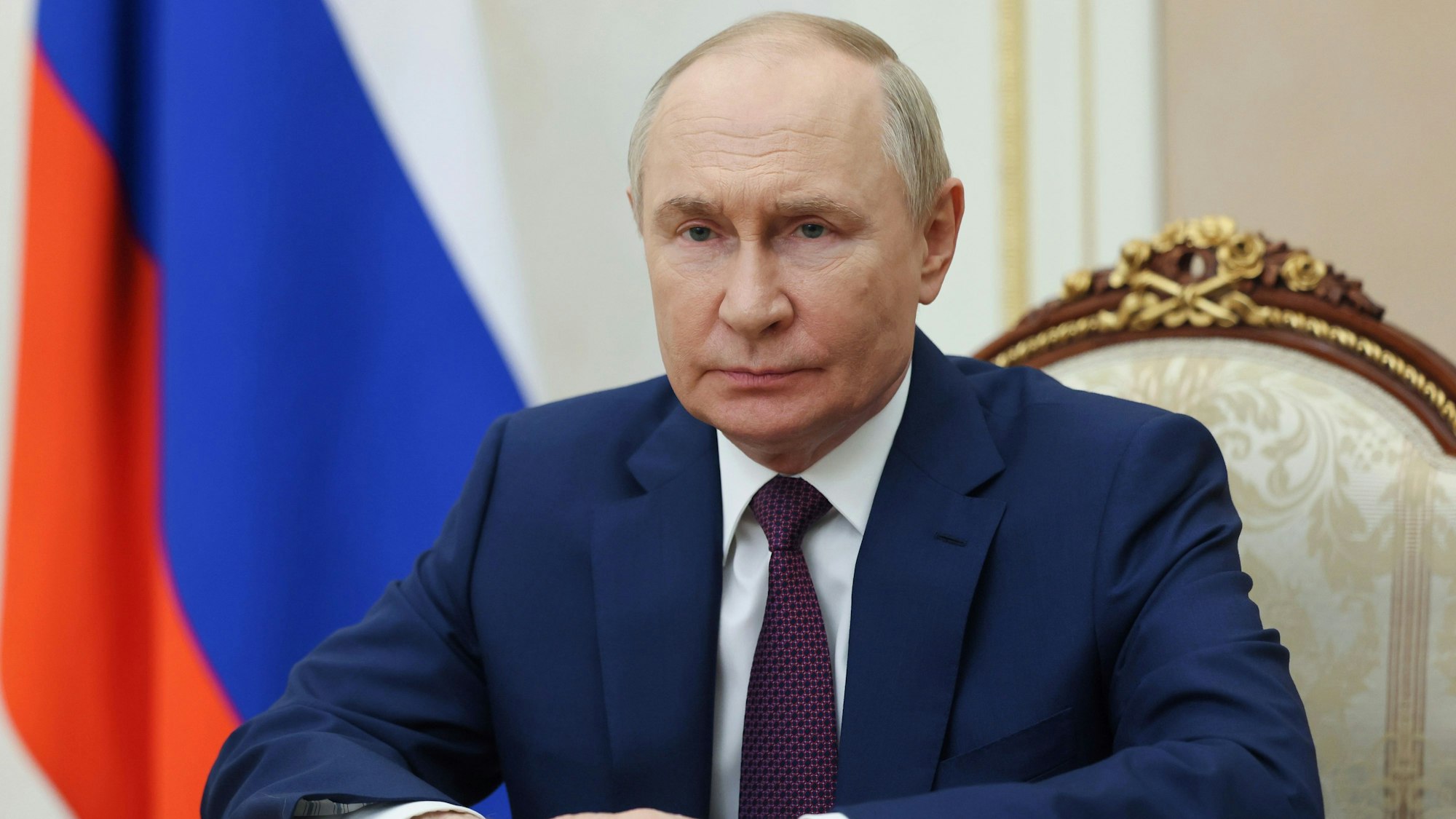 Der russische Präsident Wladimir Putin hält während einer Videoansprache zum Tag der Kriegsmarine im Kreml.