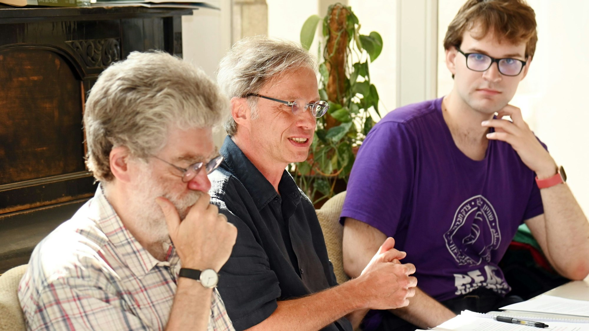 06.08.2025 Köln. Heiner Kockerbeck (Mitte) will für die Partei Die Linke zum Kölner Oberbürgermeister werden und stellt sein 7-Punkte-Programm vor. Foto: Alexander Schwaiger
