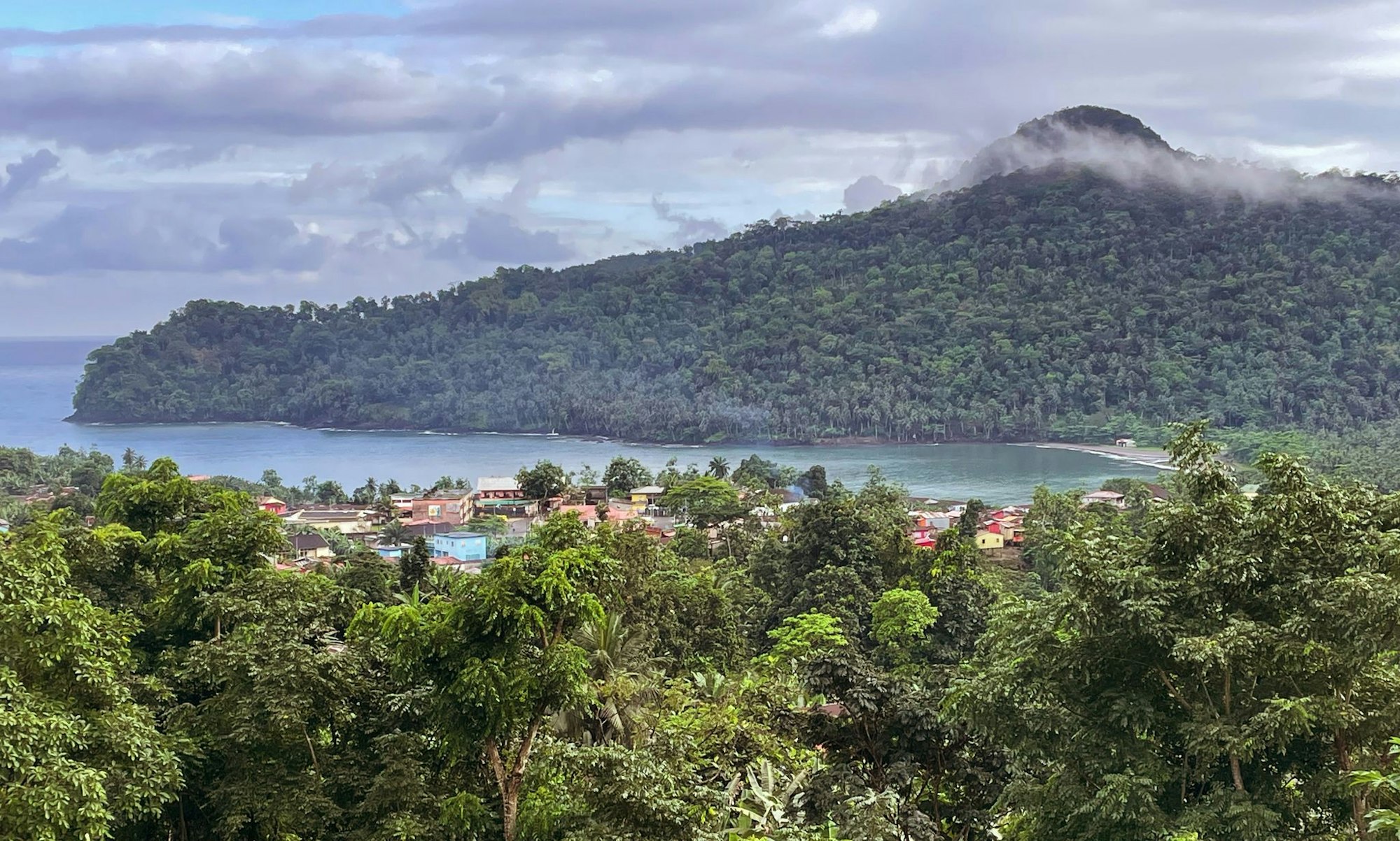Vom Kolonialhaus der Roça São João dos Angolares auf São Tomé reicht der Blick über den Regenwald zum Atlantik.