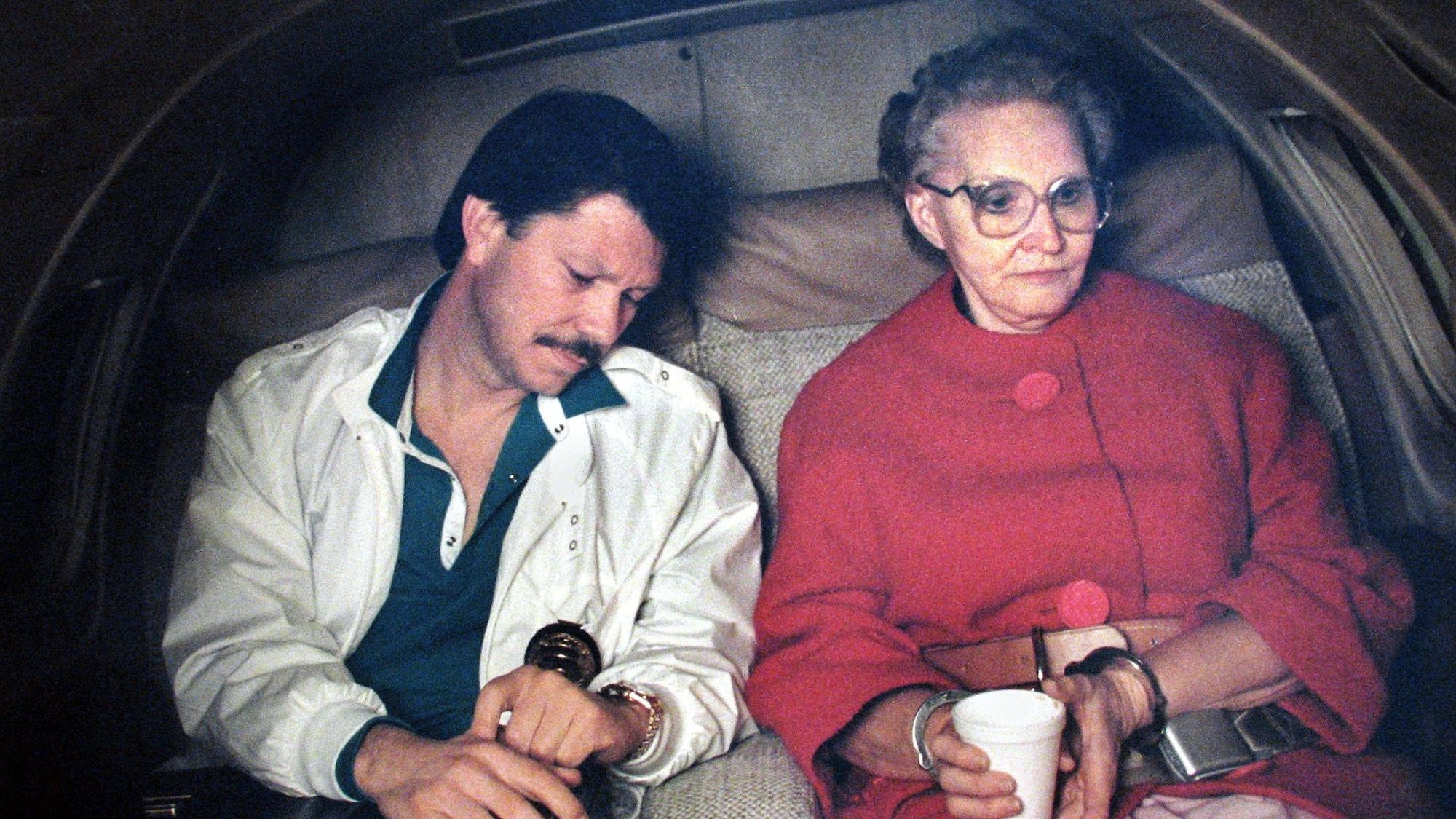 Dorothea Puente wird unter Mordverdacht nach Sacramento überführt.