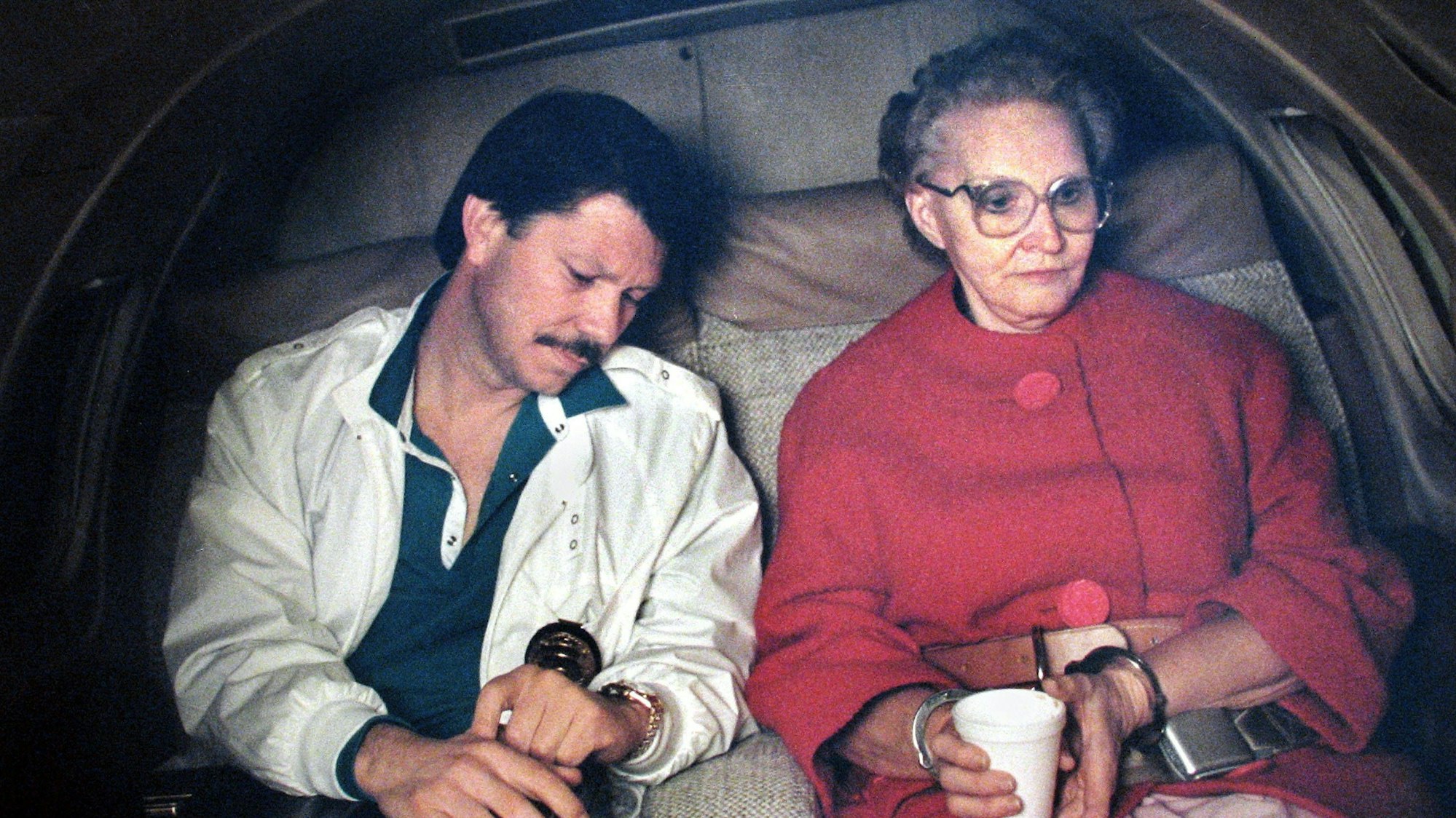 Dorothea Puente wird unter Mordverdacht nach Sacramento überführt.