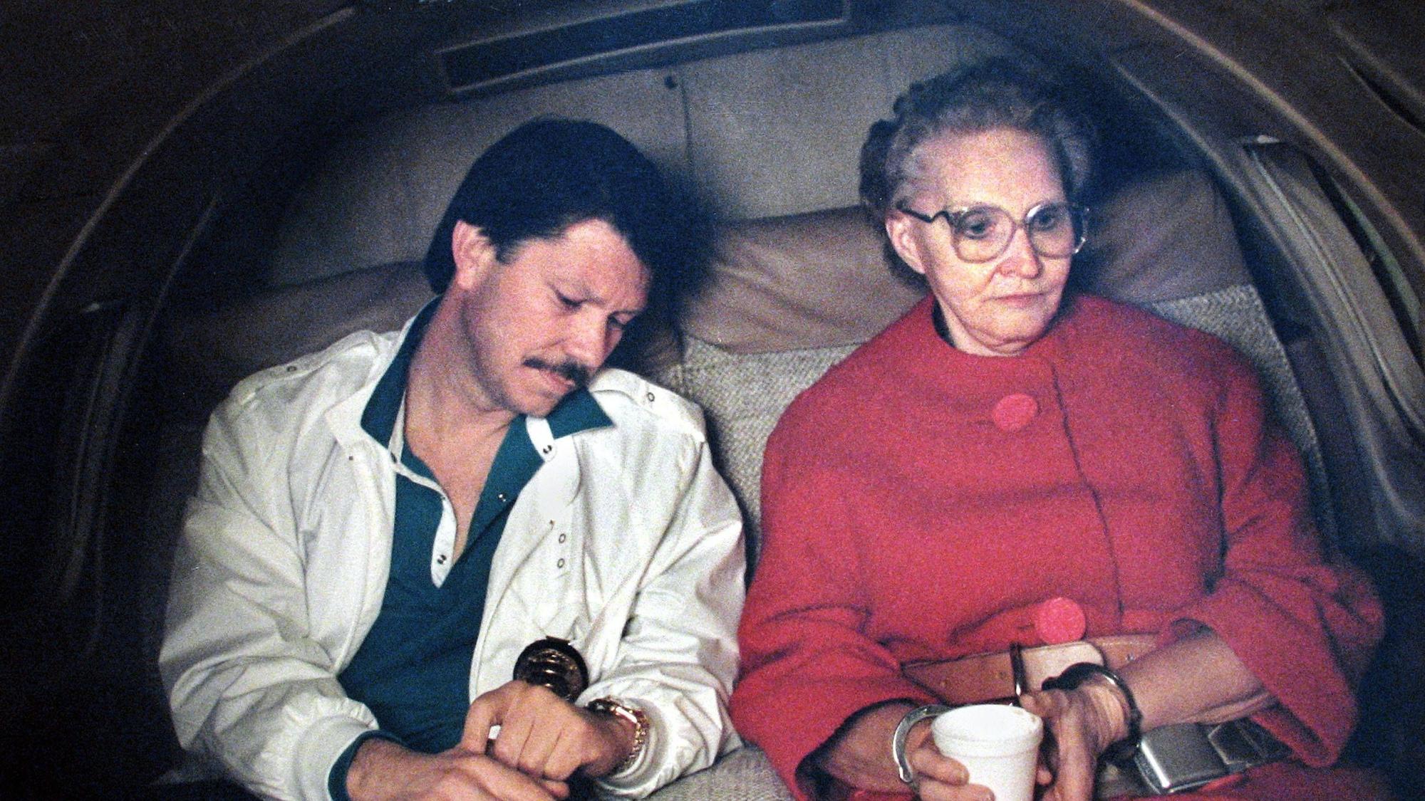 Dorothea Puente und Ermittler John Cabrera sitzen in einem Auto.