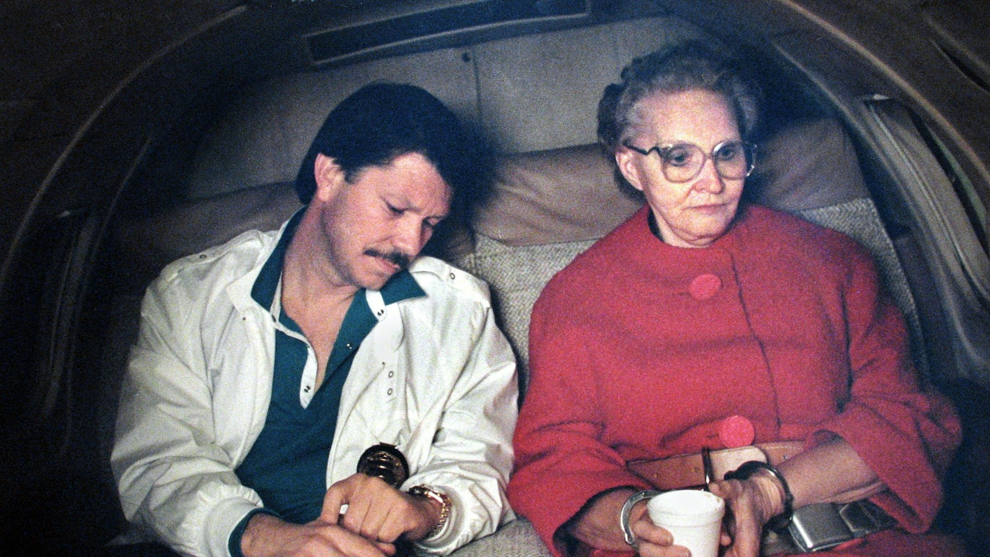 Dorothea Puente und Ermittler John Cabrera sitzen in einem Auto.