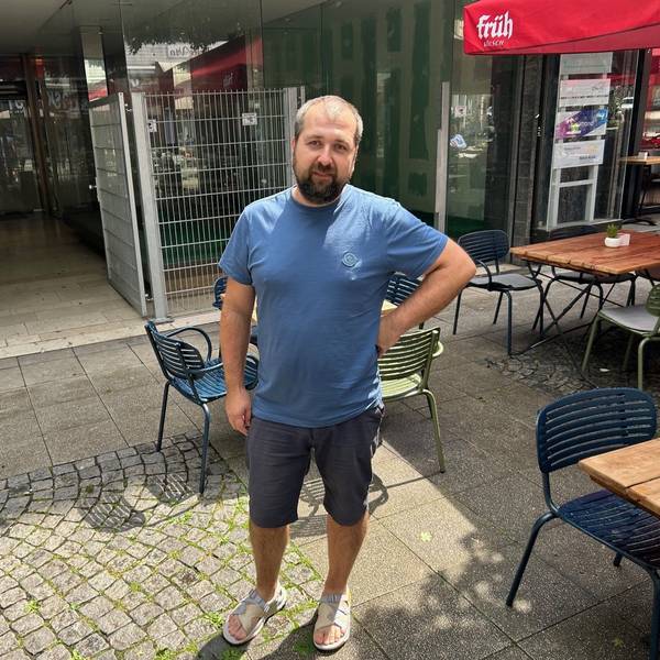 Unternehmensgründer Nastas Stolyar steht vor seinem Ladenlokal an der Eigelsteintorburg. Der Escape-Room ist in Bau, aber die Baugenehmigung fehlt.