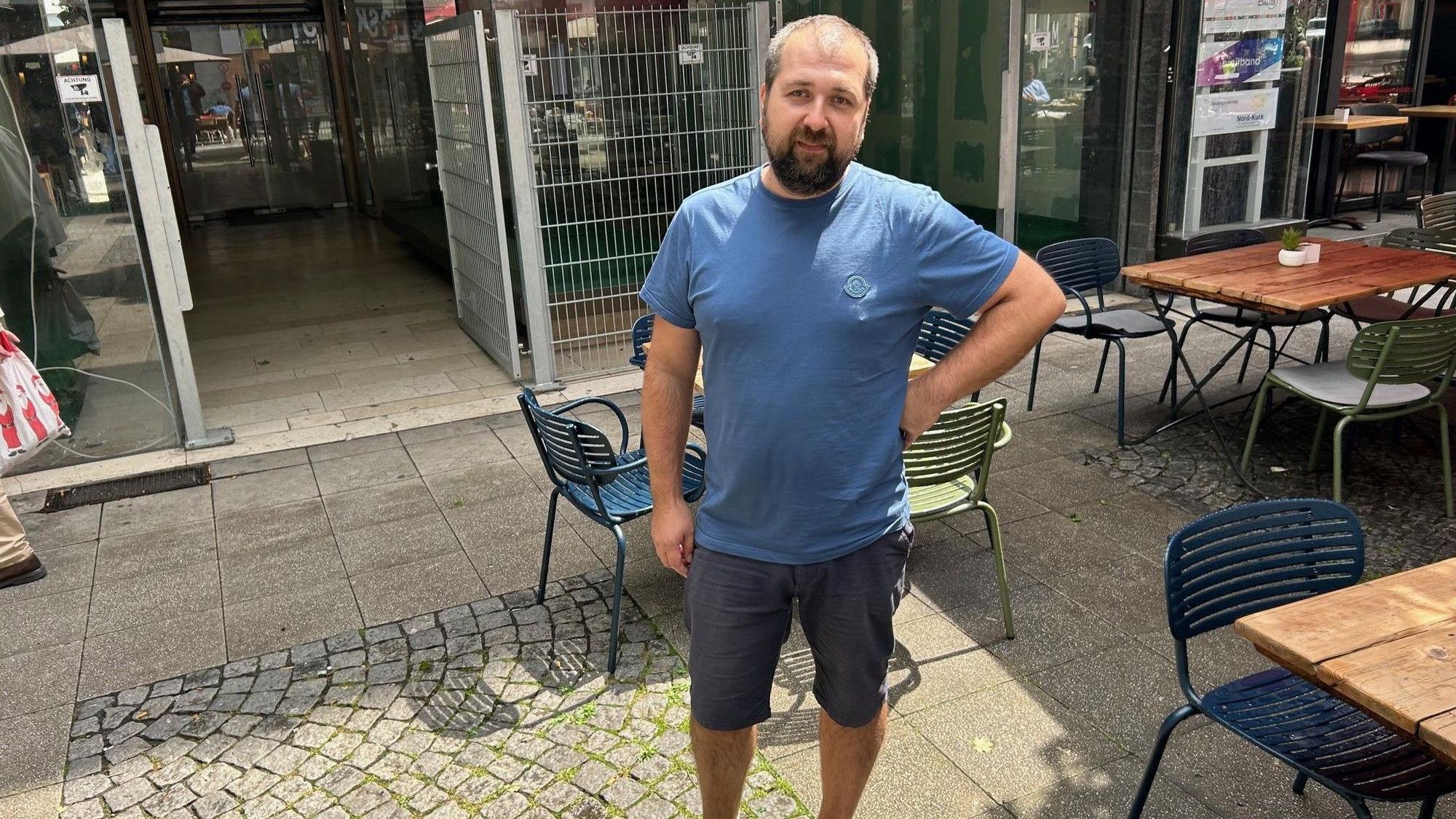 Unternehmensgründer Nastas Stolyar steht vor seinem Ladenlokal an der Eigelsteintorburg. Der Escape-Room ist in Bau, aber die Baugenehmigung fehlt.