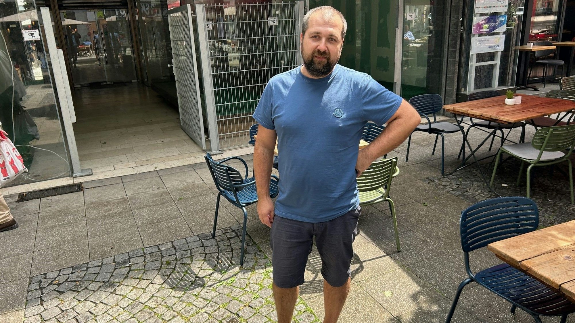 Unternehmensgründer Nastas Stolyar steht vor seinem Ladenlokal an der Eigelsteintorburg. Der Escape-Room ist in Bau, aber die Baugenehmigung fehlt.