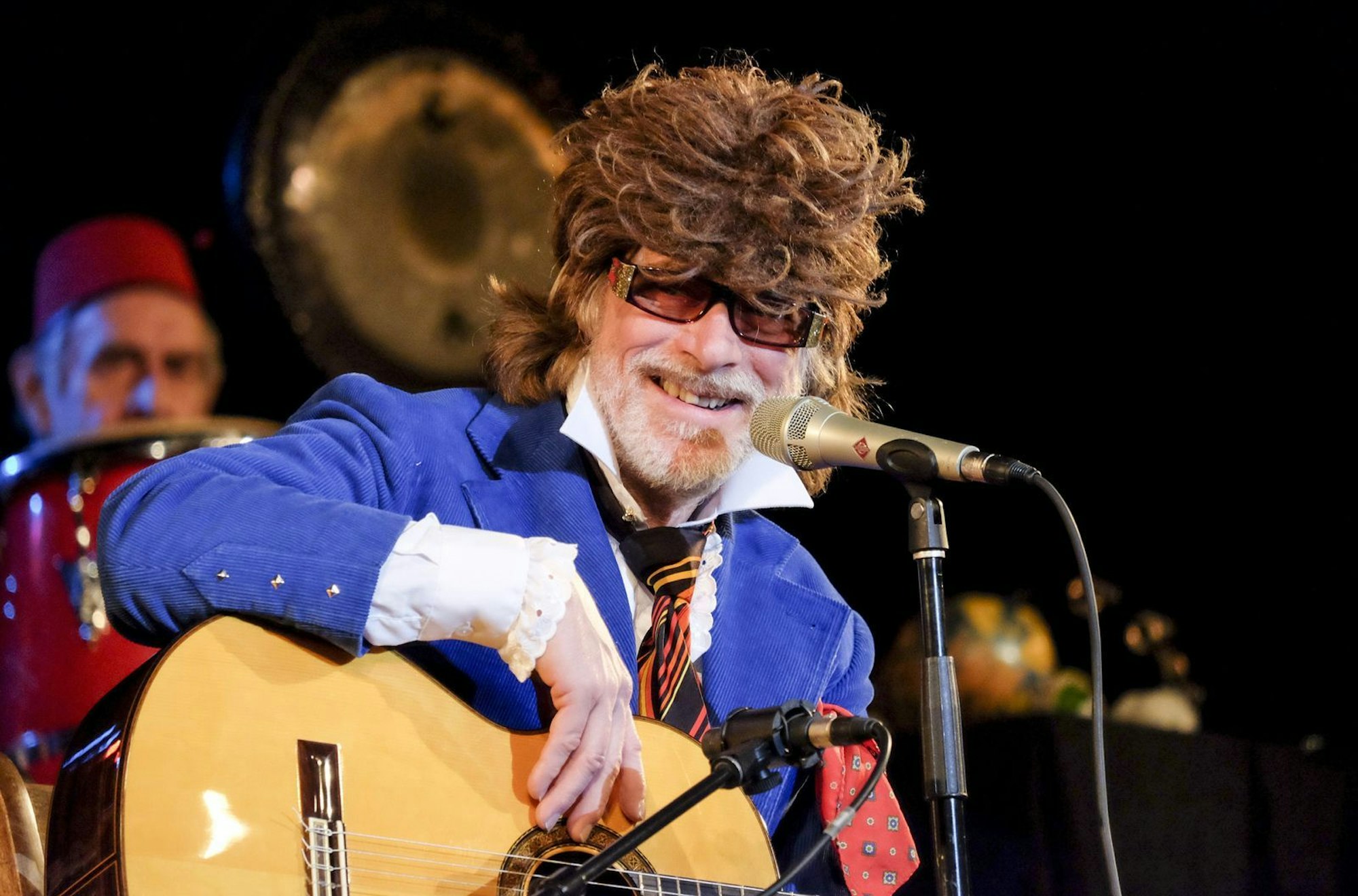 Helge Schneider, der Allroundkünstler: Zahlreiche Aufnahmen von Tourauftritten zeigen den Meister im Film „The Klimperclown“ bei der Arbeit. (Bild: ARD/SWR)