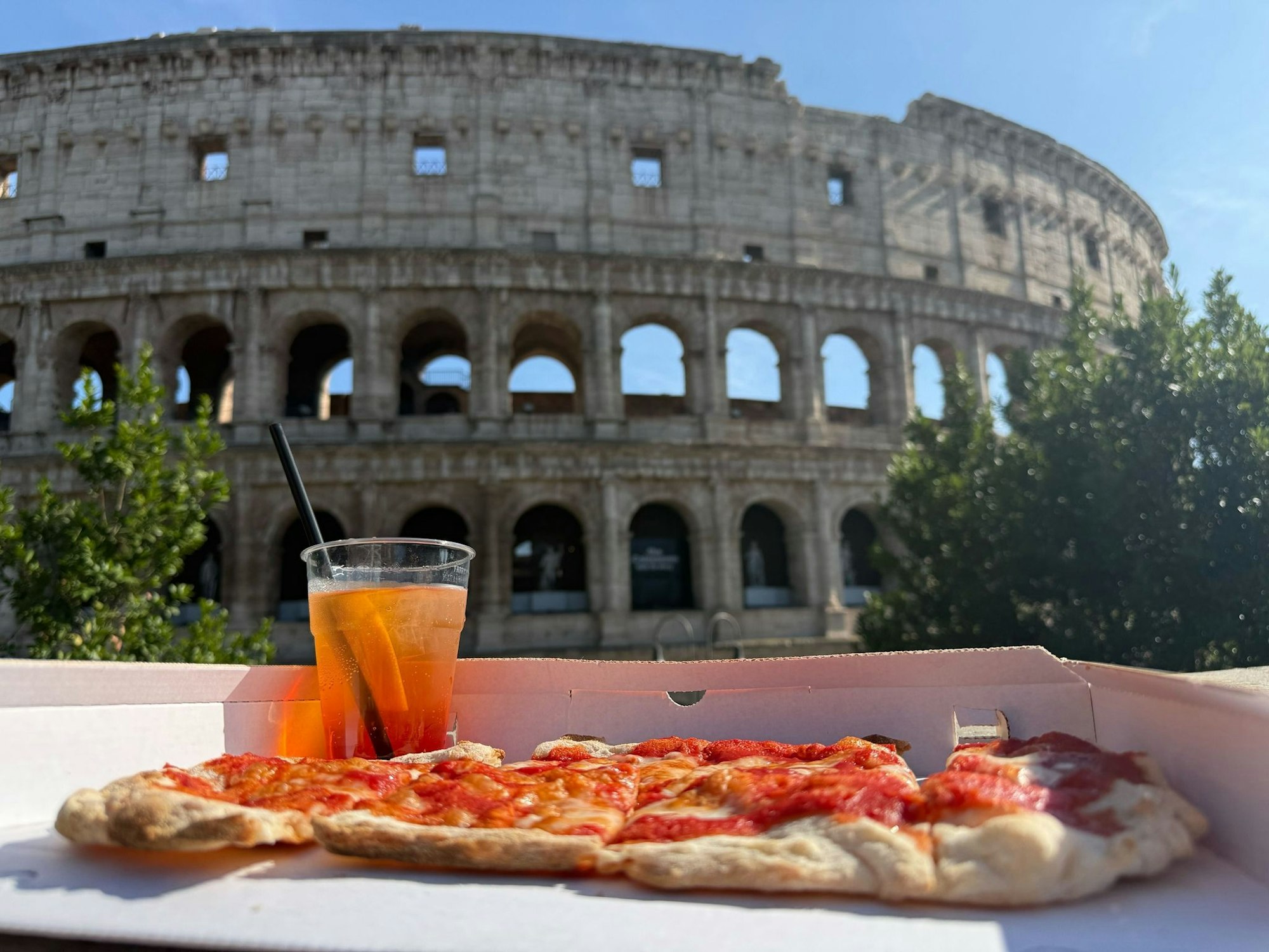 Ein Aperitif und eine Pizza - da bräuchte es auch nicht das echte Kolosseum im Hintergrund, um ein Gefühl von Dolce Vita auszulösen.