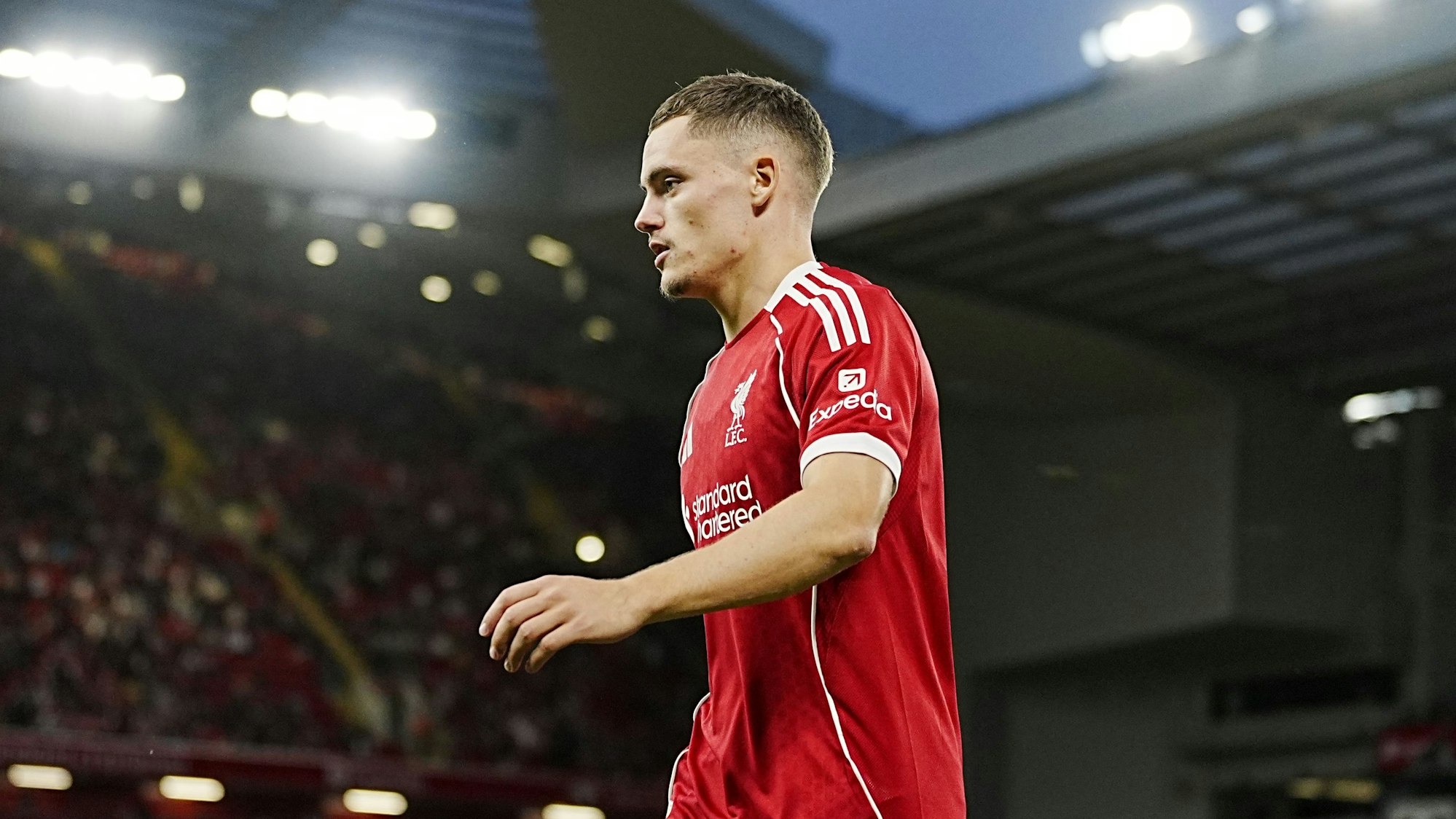 Liverpools Florian Wirtz geht während der Partie FC Liverpool gegen Athletic Bilbao über den Platz.