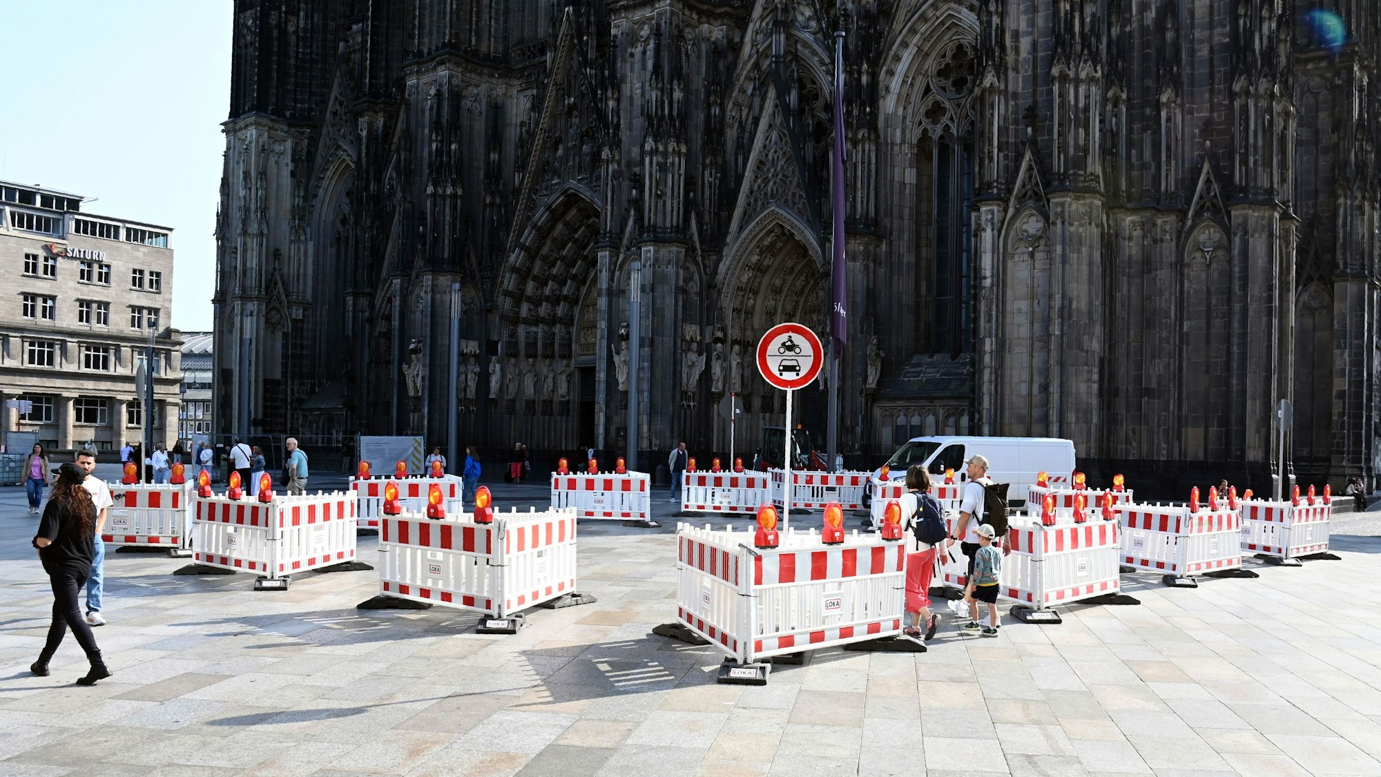 Für Fans von Geometrie: In kleinen Dreiecken hat die Stadt Köln einen Teil der Domplatte abgesperrt.