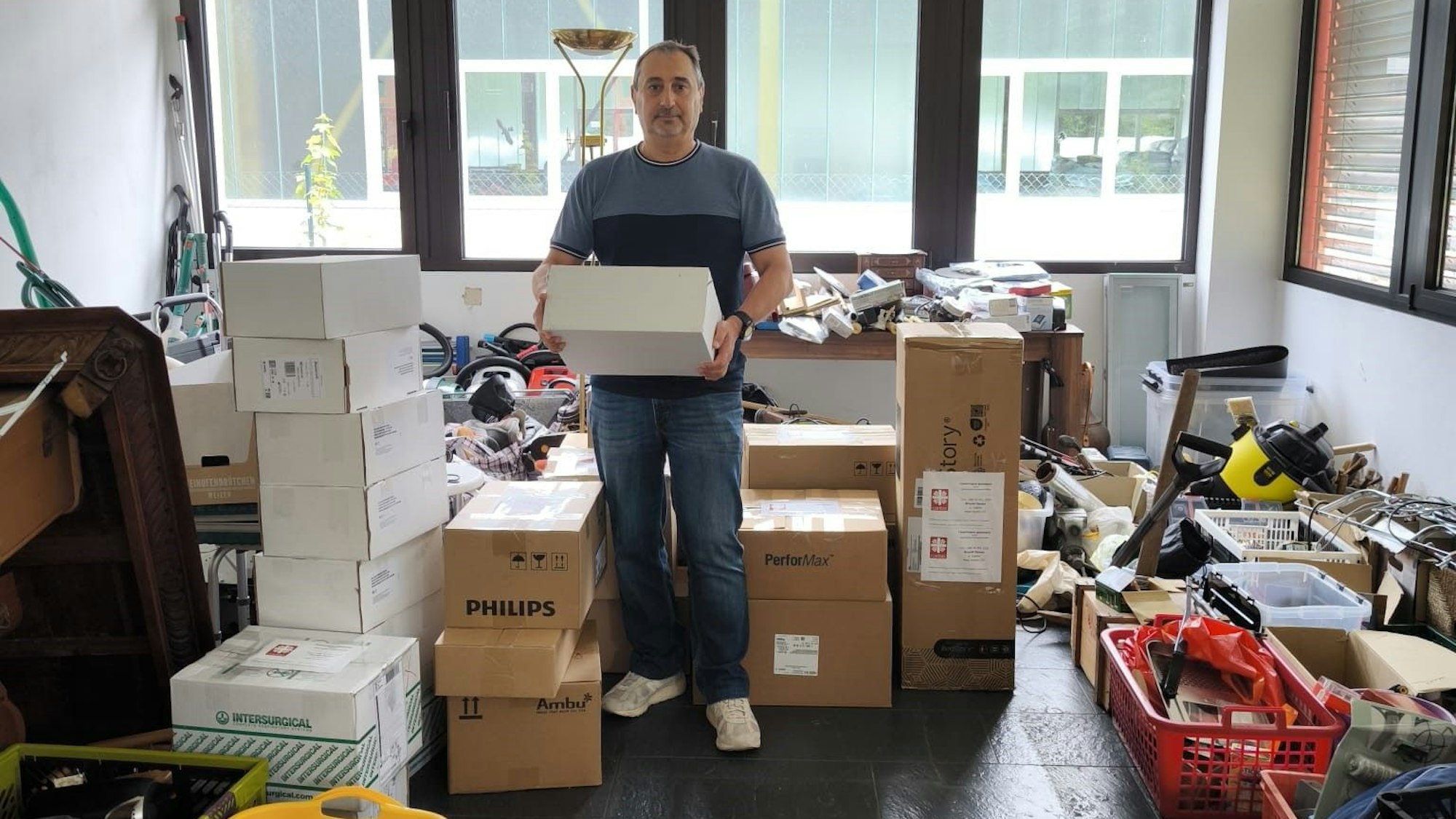 In Gummersbach packte Igor Prudkov auch selbst die Kisten mit Hilfsgütern für seine ukrainische Heimat zusammen.