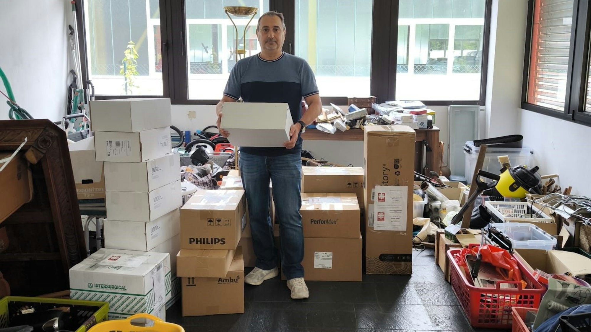 In Gummersbach packte Igor Prudkov auch selbst die Kisten mit Hilfsgütern für seine ukrainische Heimat zusammen.