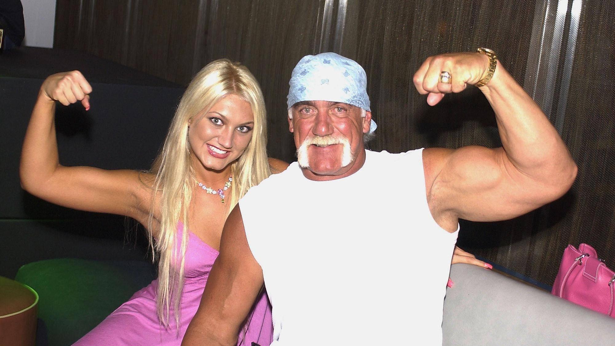 Brooke und Hulk Hogan posieren für die Kameras.