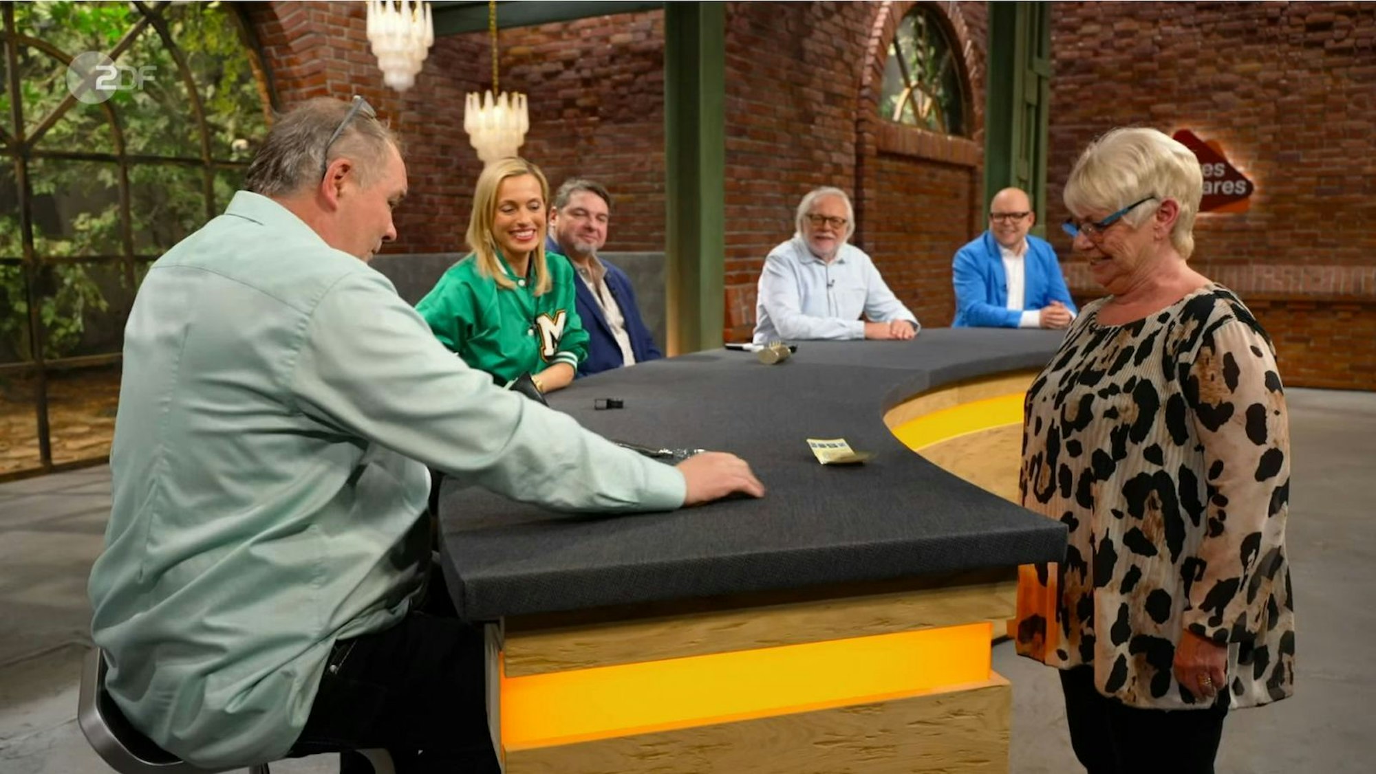 Walter Lehenertz erhielt für 300 Euro den Zuschlag - das Zehnfache der Experteneinschätzung. (Bild: ZDF)