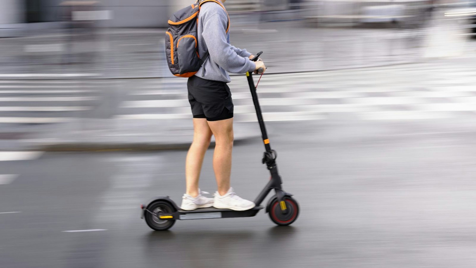 Die Zahl der E-Scooter-Unfälle ist auf ein Rekordniveau angestiegen. (Bild: iStock/chris-mueller)